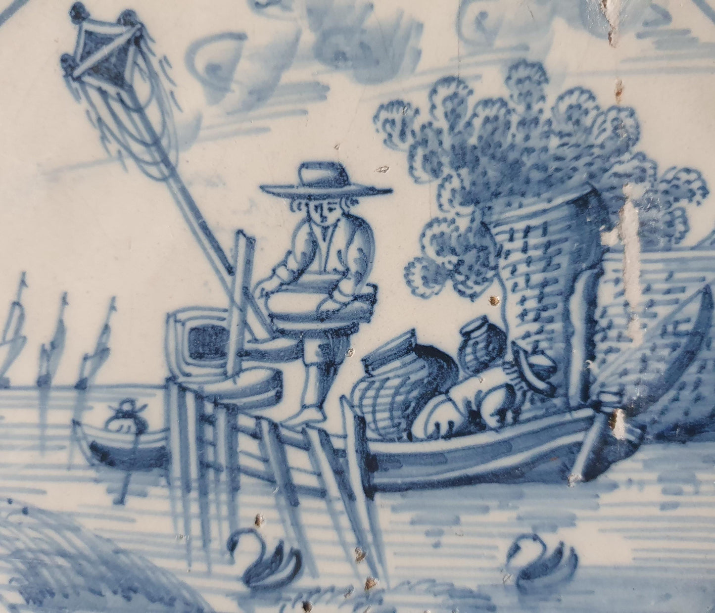 Deze  fraai beschilderde Delftse tegel toont twee vissende mannen met baken.  ; 18e eeuw (circa 1760), verzameltegel.