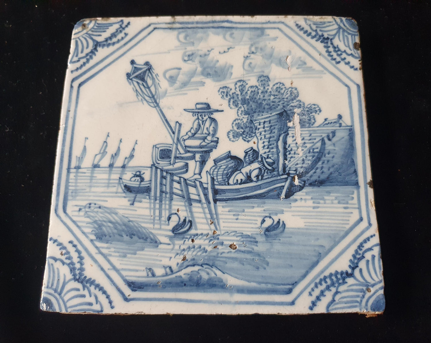 Deze  fraai beschilderde Delftse tegel toont twee vissende mannen met baken.  ; 18e eeuw (circa 1760), verzameltegel.