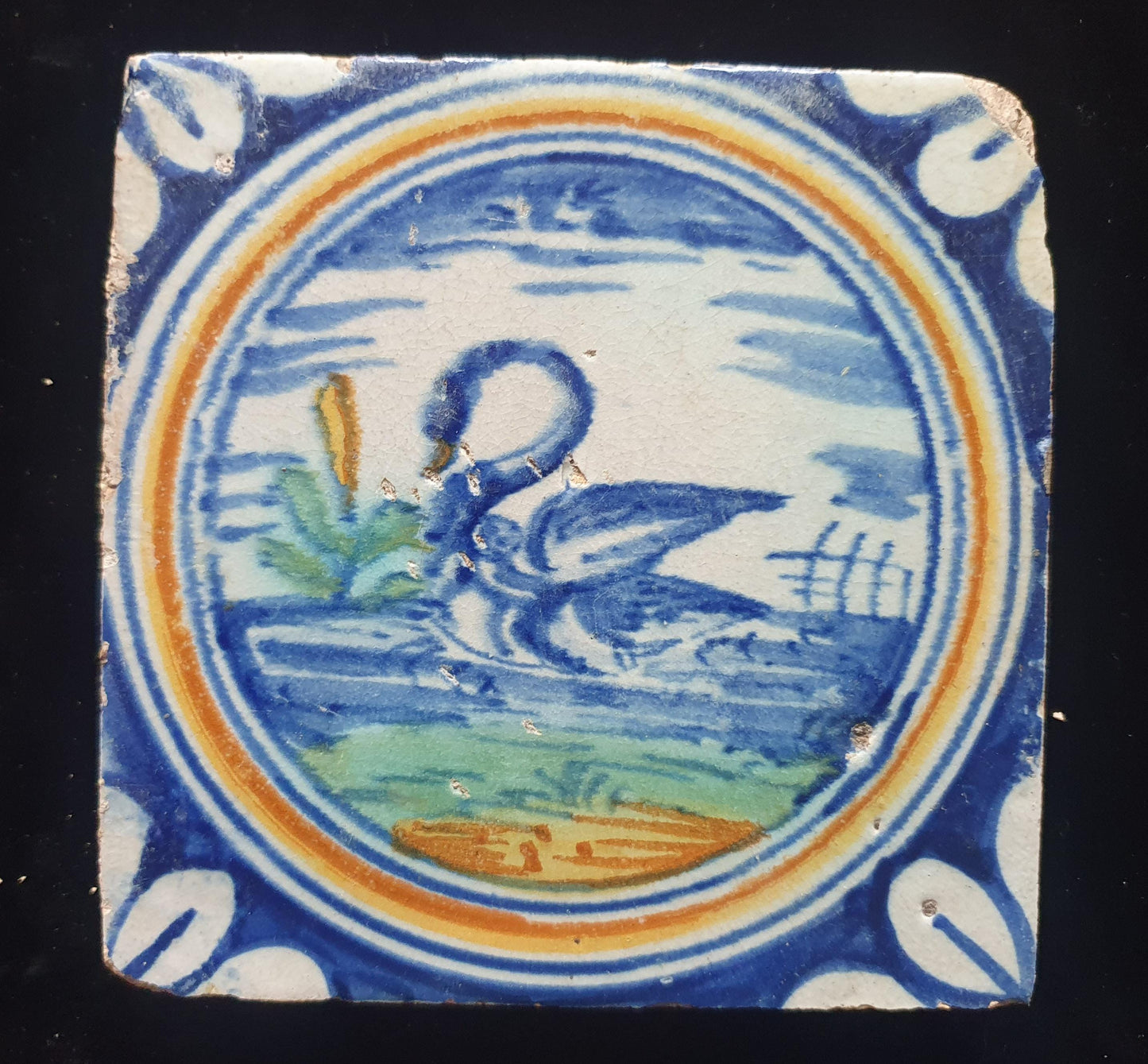 Deze zeldzame Delftse tegel uit de 17e eeuw, beschilderd rond 1620, toont een zwaan. ;  verzameltegel, backsplash, fireplace