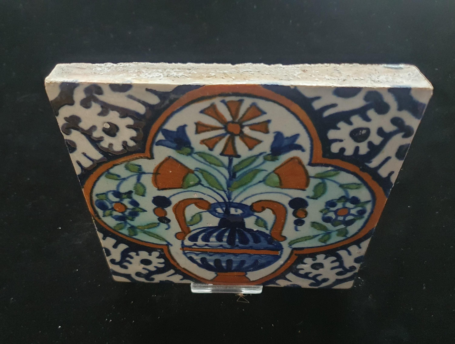 Een polychrome Nederlandse majolicategel met de decoratie van een kleurrijke bloemenvaas;  Dutch 17e eeuw, verzameltegel, backsplash