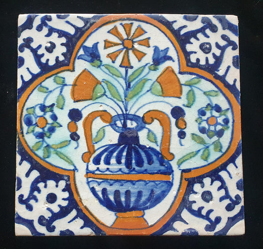 Een polychrome Nederlandse majolicategel met de decoratie van een kleurrijke bloemenvaas;  Dutch 17e eeuw, verzameltegel, backsplash