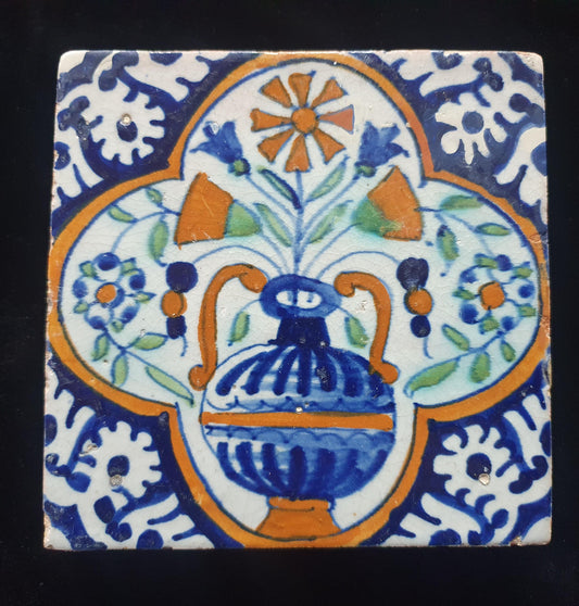 Een polychrome Nederlandse majolicategel met de decoratie van een kleurrijke bloemenvaas;  Dutch 17e eeuw, verzameltegel, backsplash