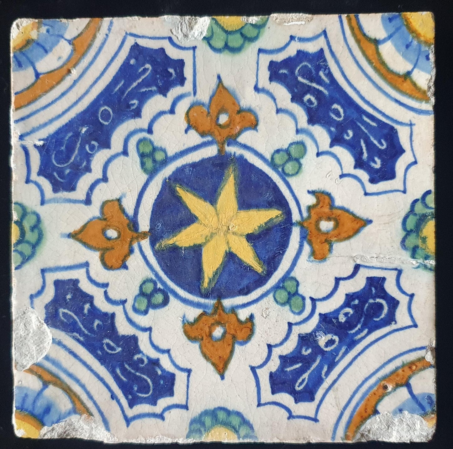 Een polychrome Nederlandse majolicategel ( sgraffito) ;  Dutch 17e eeuw, verzameltegel, backsplash