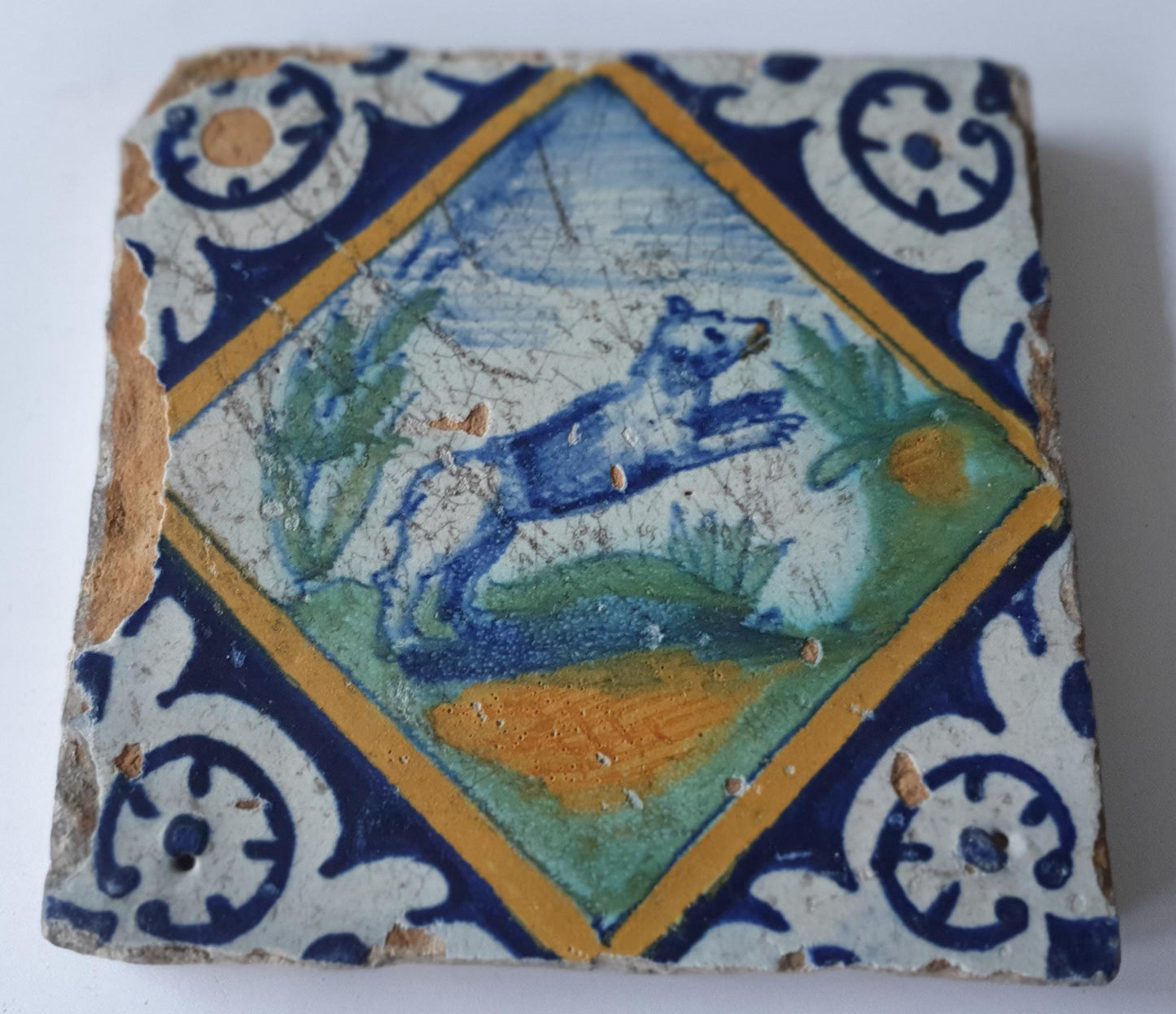 Deze antieke Delftse 'kwadraat'-tegel uit het begin van de 17e eeuw (circa 1620) toont een springende beer. ;  verzameltegel.