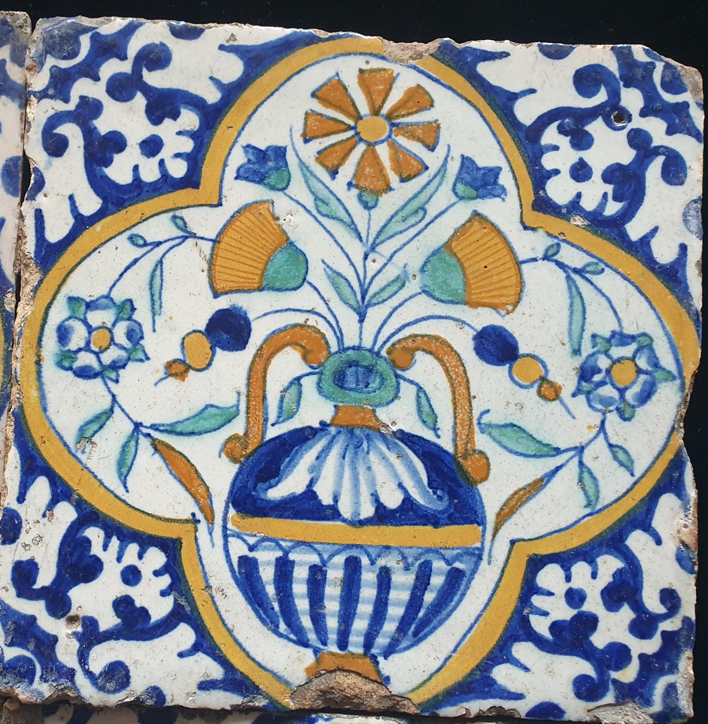 Een set van 4 polychrome Nederlandse majolicategels met de decoratie van een kleurrijke bloemenvaas;  Dutch 17e eeuw, verzameltegels.