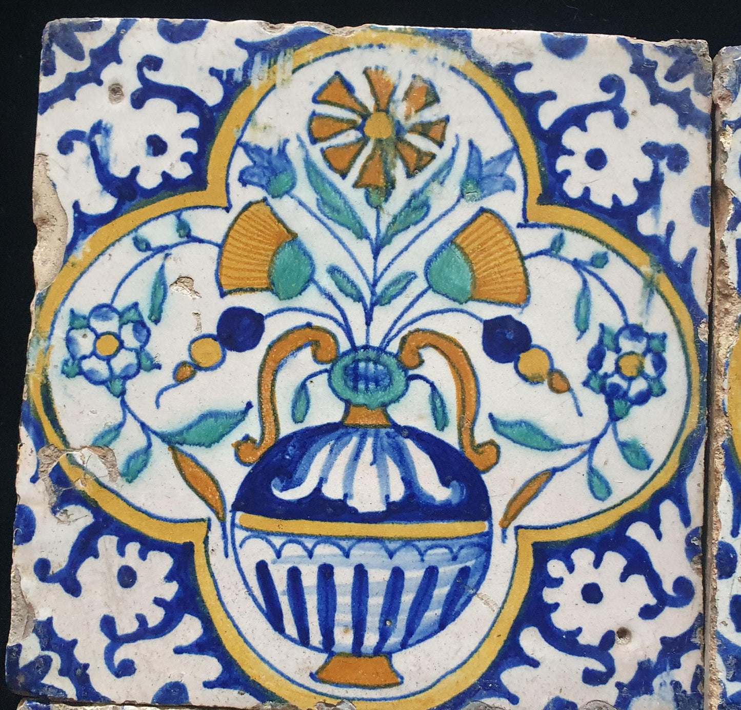 Een set van 4 polychrome Nederlandse majolicategels met de decoratie van een kleurrijke bloemenvaas;  Dutch 17e eeuw, verzameltegels.