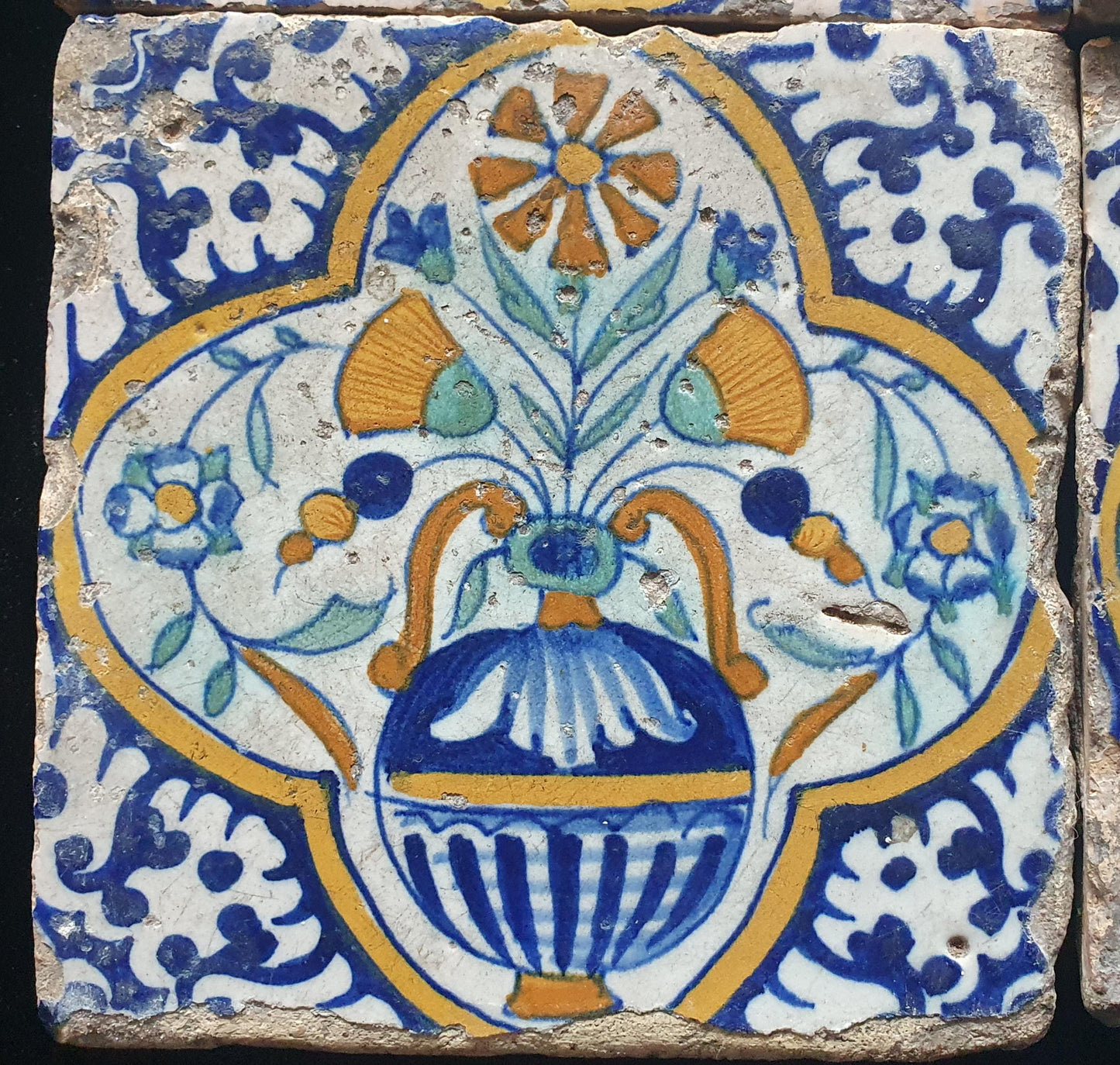 Een set van 4 polychrome Nederlandse majolicategels met de decoratie van een kleurrijke bloemenvaas;  Dutch 17e eeuw, verzameltegels.