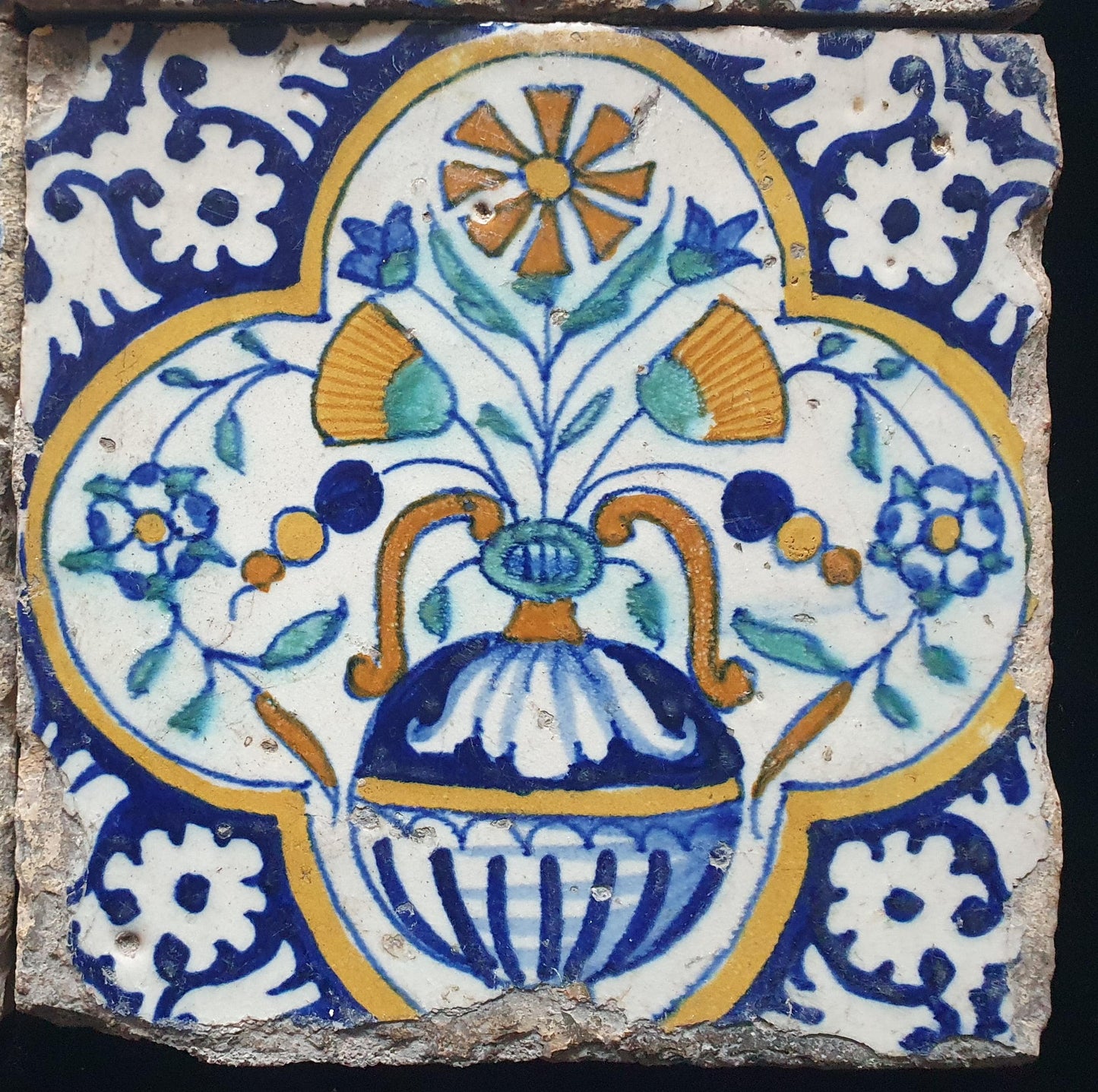 Een set van 4 polychrome Nederlandse majolicategels met de decoratie van een kleurrijke bloemenvaas;  Dutch 17e eeuw, verzameltegels.