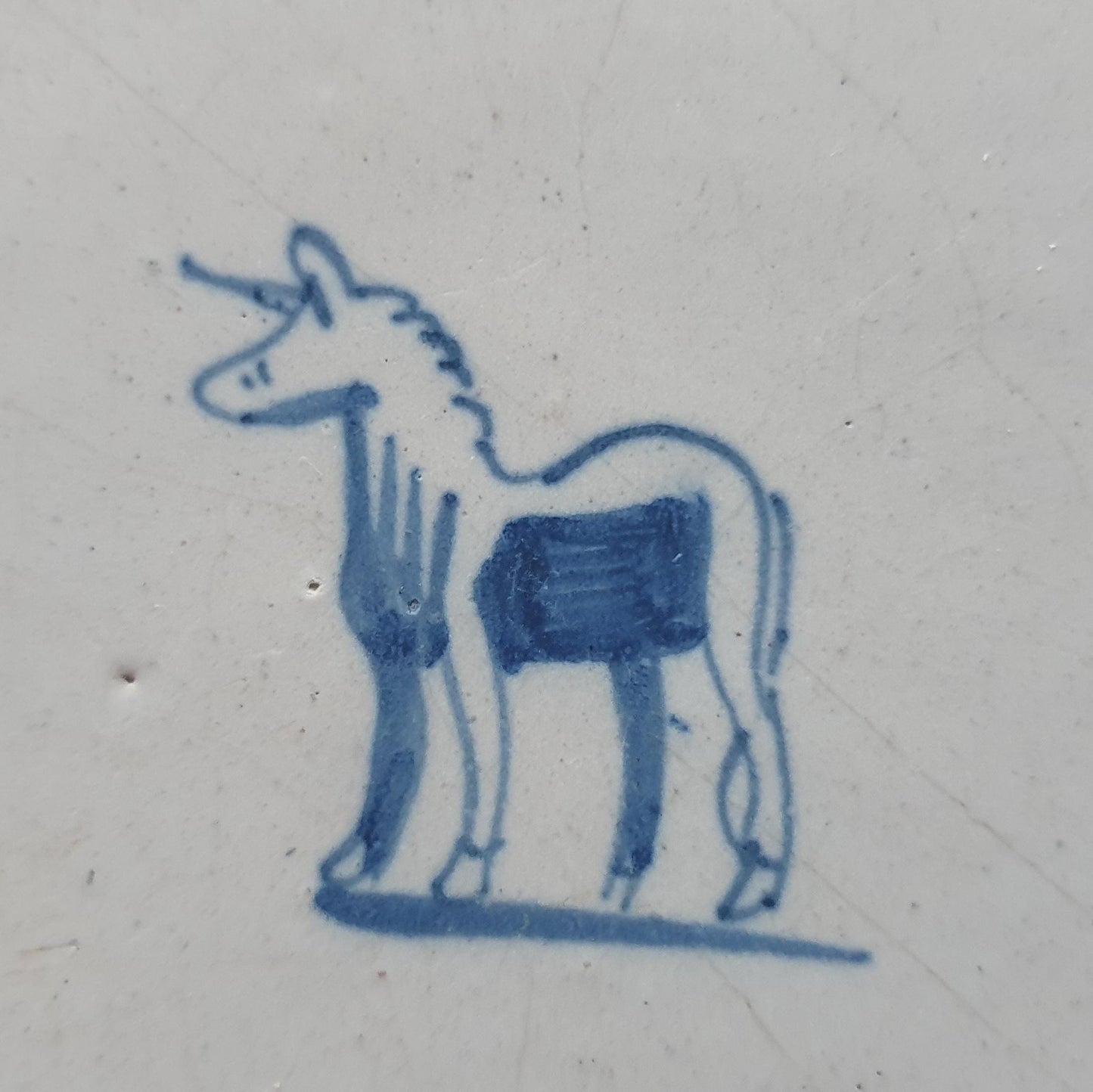 Delftse tegel met een eenhoorn en is gemaakt rond 1780  'Springer'-type; antieke Delft Blue Dutch 18e eeuw, verzameltegel, backsplash.