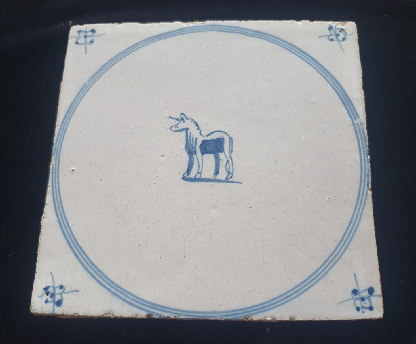 Delftse tegel met een eenhoorn en is gemaakt rond 1780  'Springer'-type; antieke Delft Blue Dutch 18e eeuw, verzameltegel, backsplash.