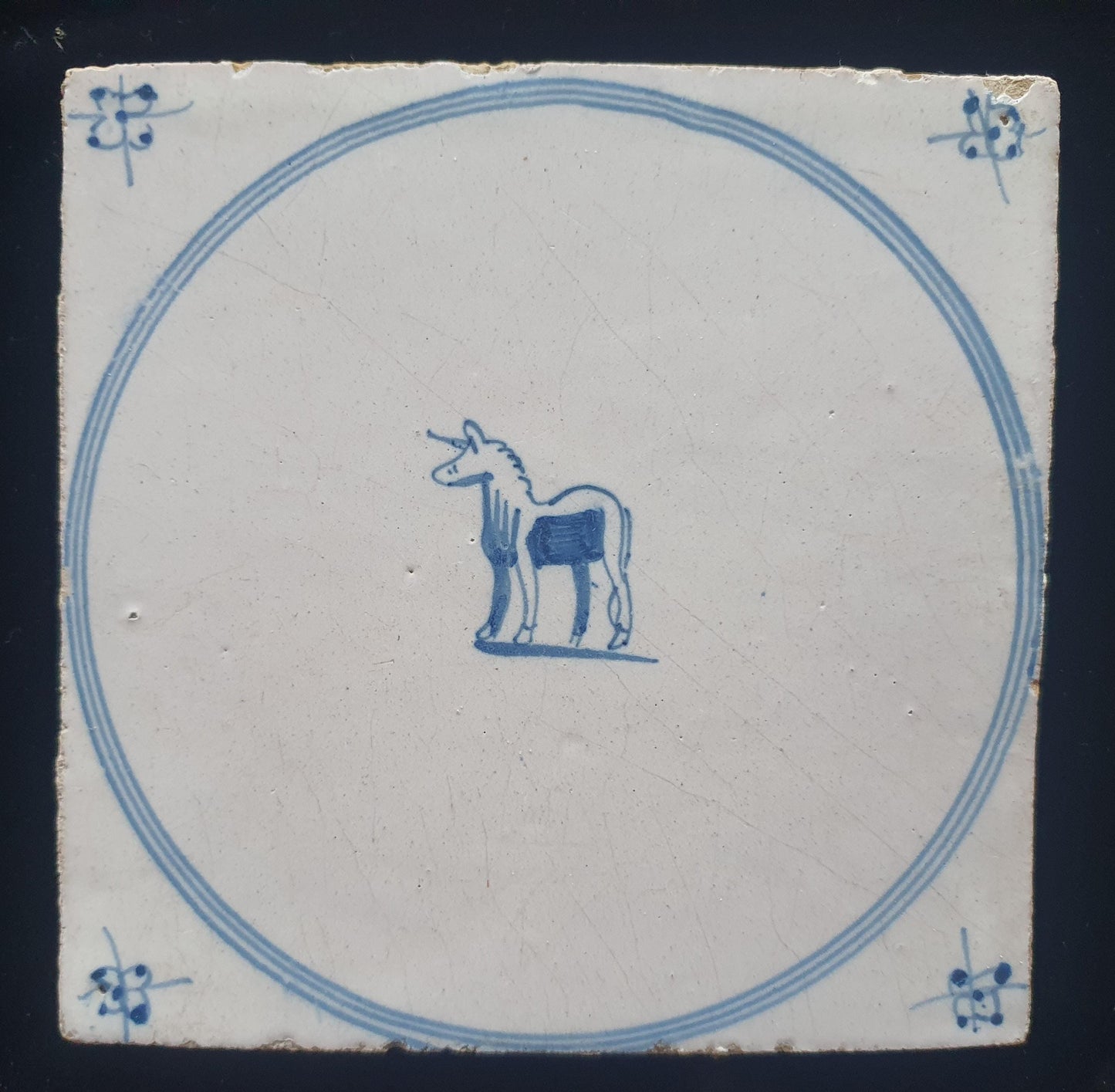 Delftse tegel met een eenhoorn en is gemaakt rond 1780  'Springer'-type; antieke Delft Blue Dutch 18e eeuw, verzameltegel, backsplash.