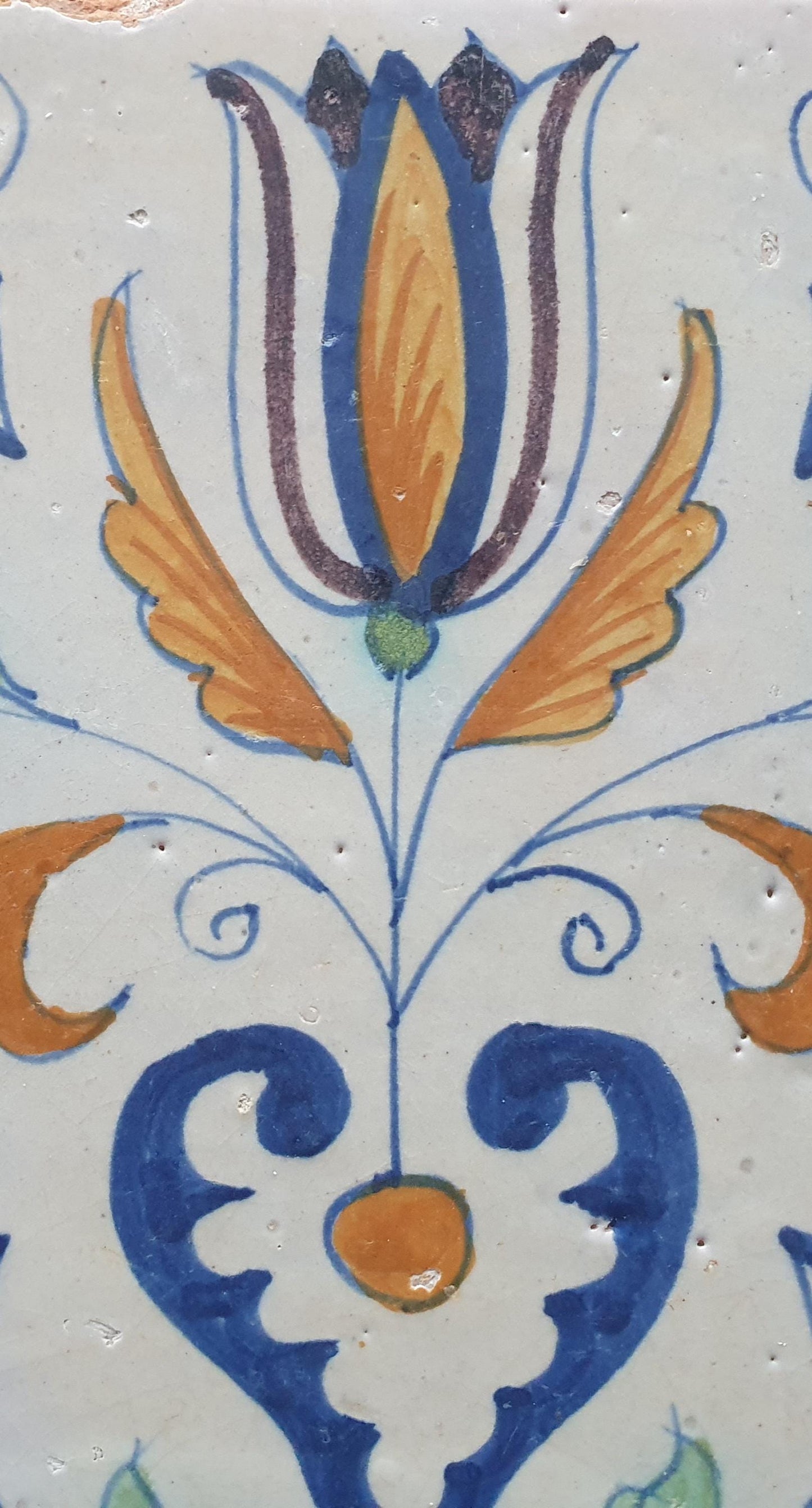Een polychrome Hollandse  Delftse tegel uit de 17e eeuw (ca. 1630);  Dutch 17e eeuw, verzameltegel, backsplash