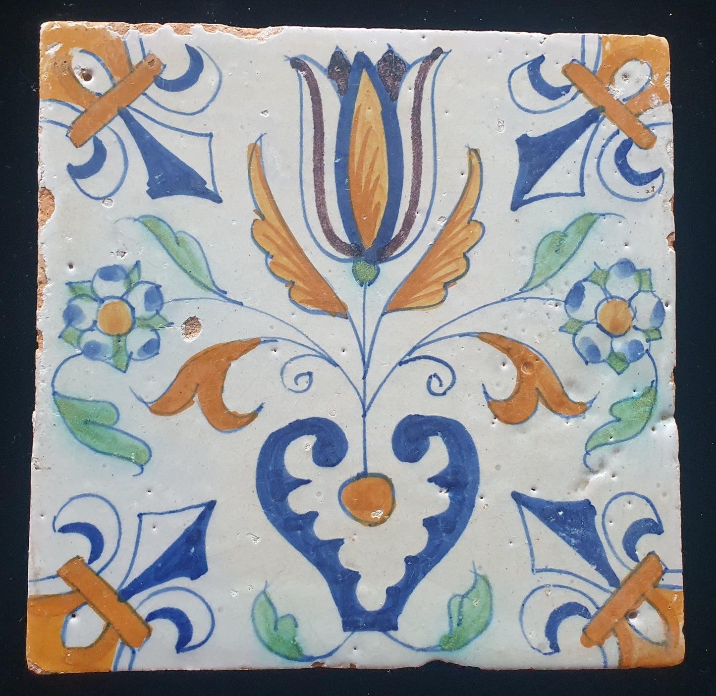 Een polychrome Hollandse  Delftse tegel uit de 17e eeuw (ca. 1630);  Dutch 17e eeuw, verzameltegel, backsplash