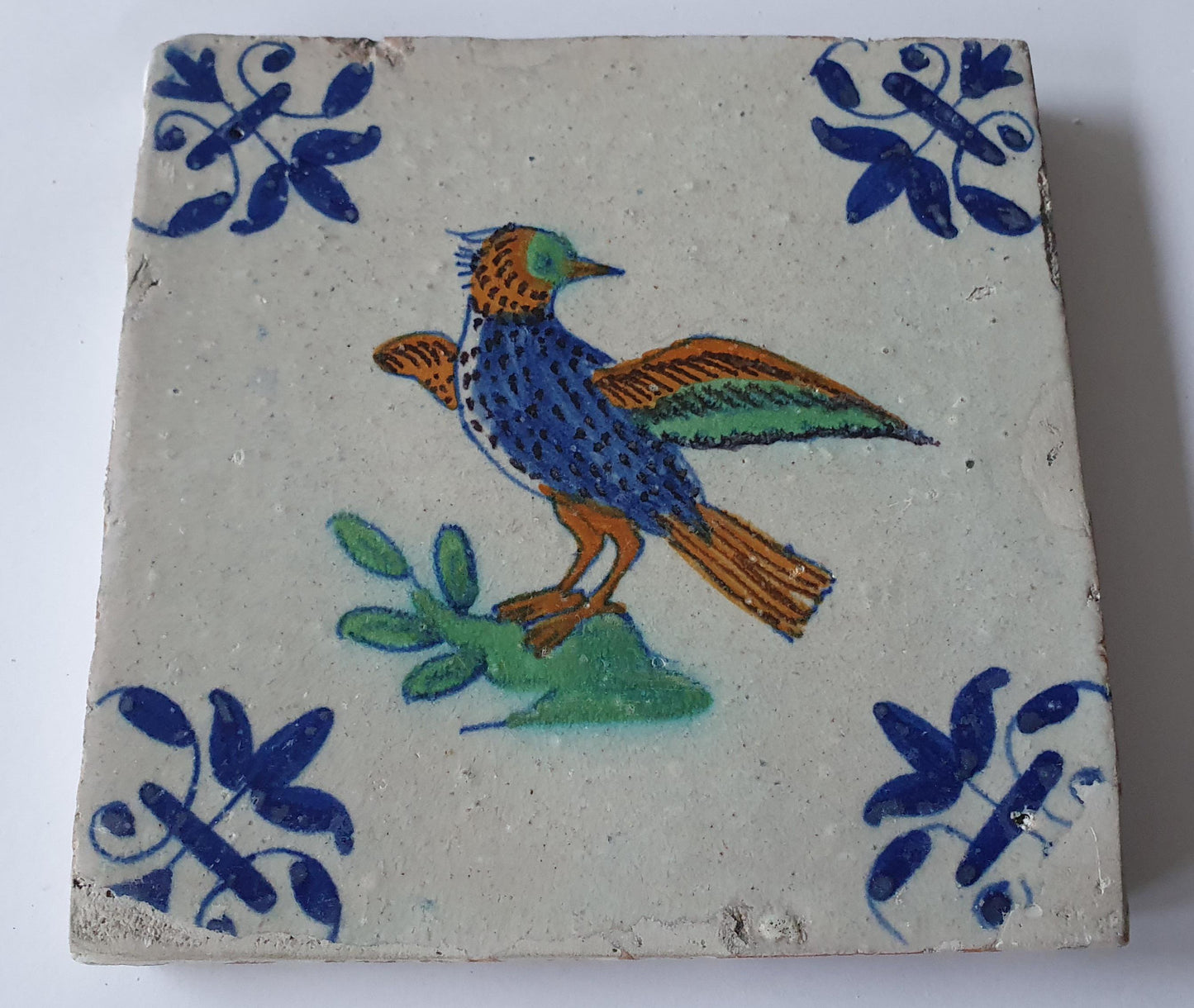 Deze Delftse tegel  toont een prachtig gekleurde vogel,(circa 1630); antieke Delft Blue Dutch 17e eeuw, verzameltegel, backsplash, fireplace