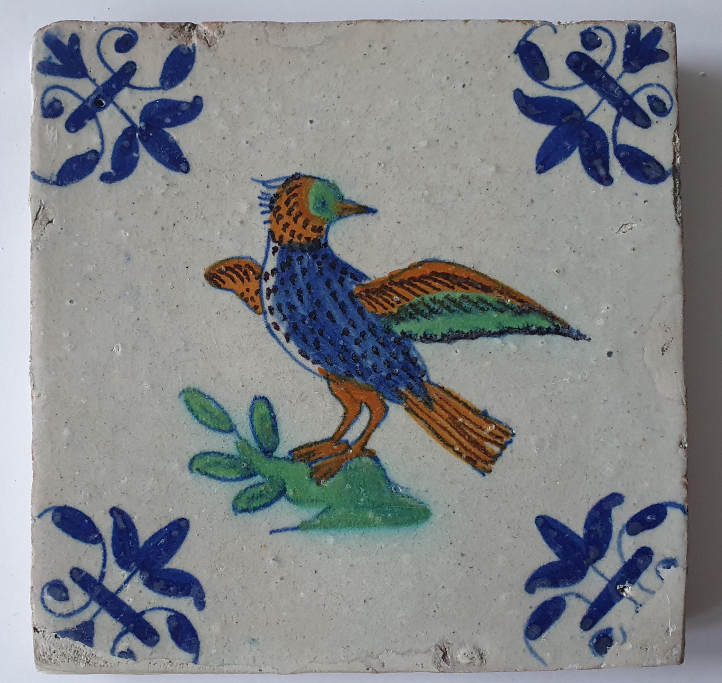 Deze Delftse tegel  toont een prachtig gekleurde vogel,(circa 1630); antieke Delft Blue Dutch 17e eeuw, verzameltegel, backsplash, fireplace