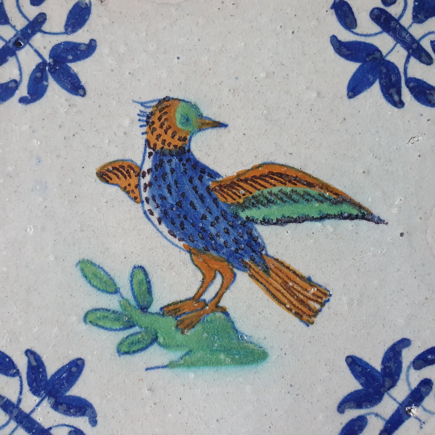 Deze Delftse tegel  toont een prachtig gekleurde vogel,(circa 1630); antieke Delft Blue Dutch 17e eeuw, verzameltegel, backsplash, fireplace