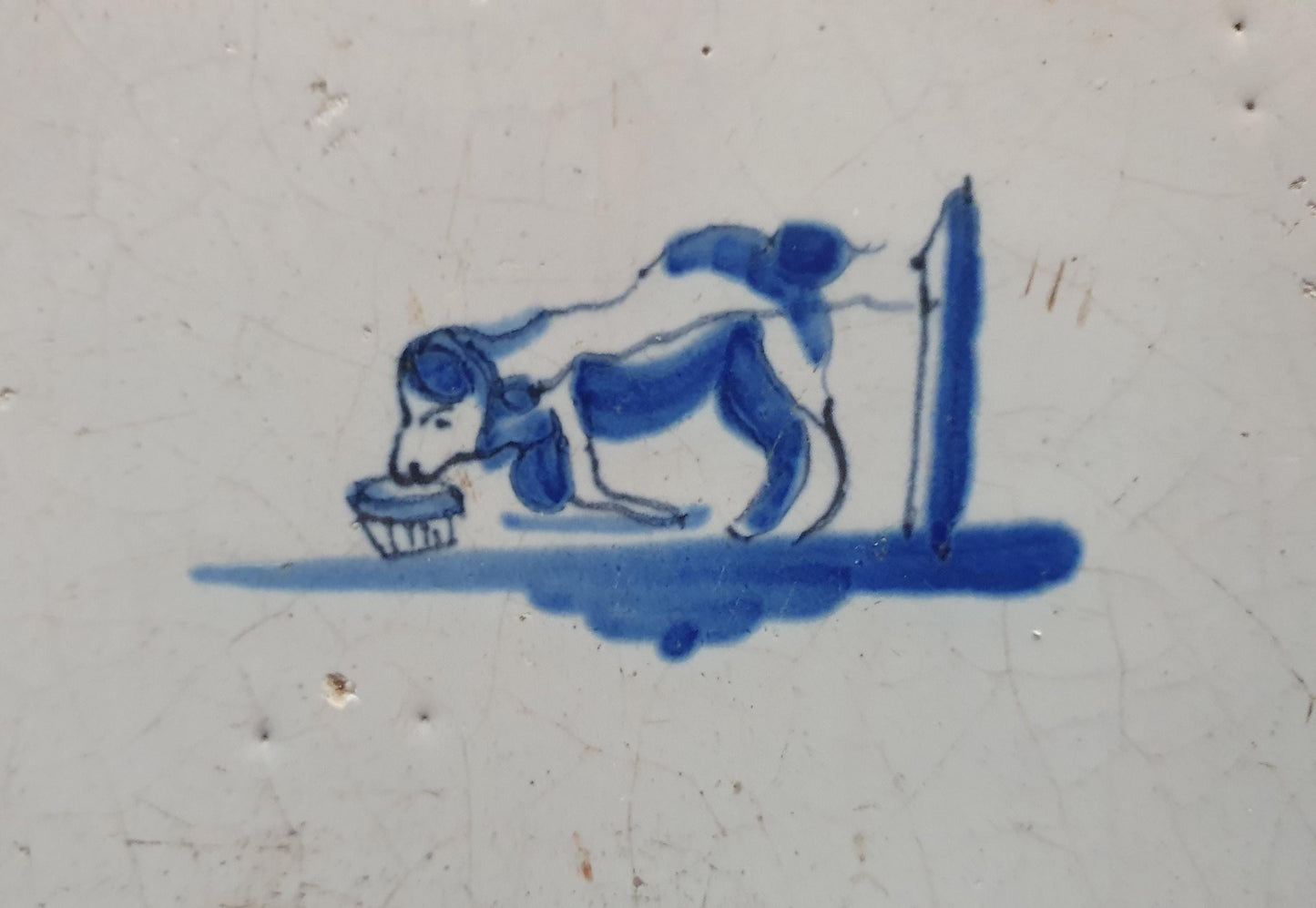 Delftse tegel met een hond aan de lijn ,circa 1780  'Springer'-type; antieke Delft Blue Dutch 18e eeuw, verzameltegel, backsplash, fireplace
