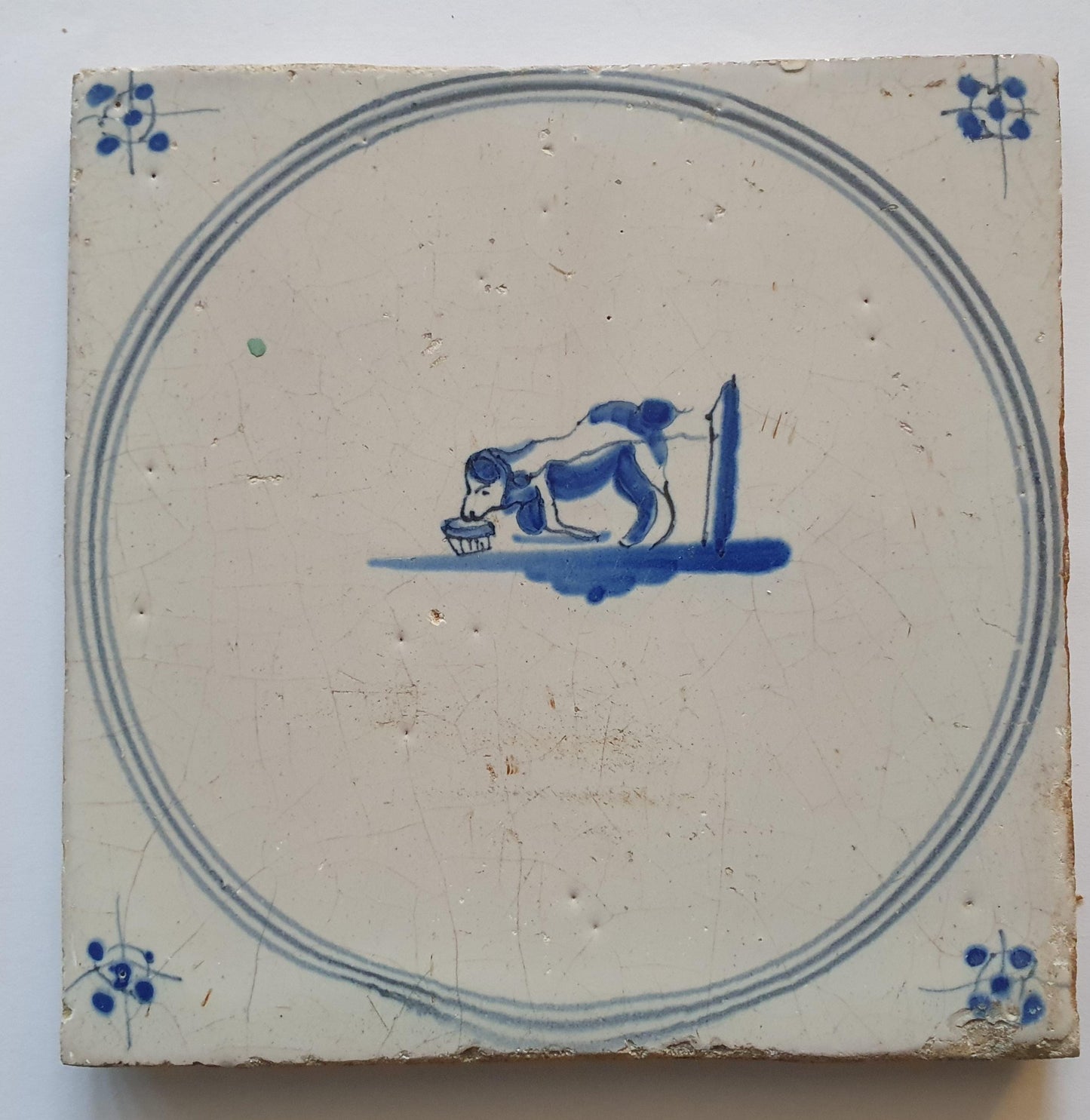 Delftse tegel met een hond aan de lijn ,circa 1780  'Springer'-type; antieke Delft Blue Dutch 18e eeuw, verzameltegel, backsplash, fireplace