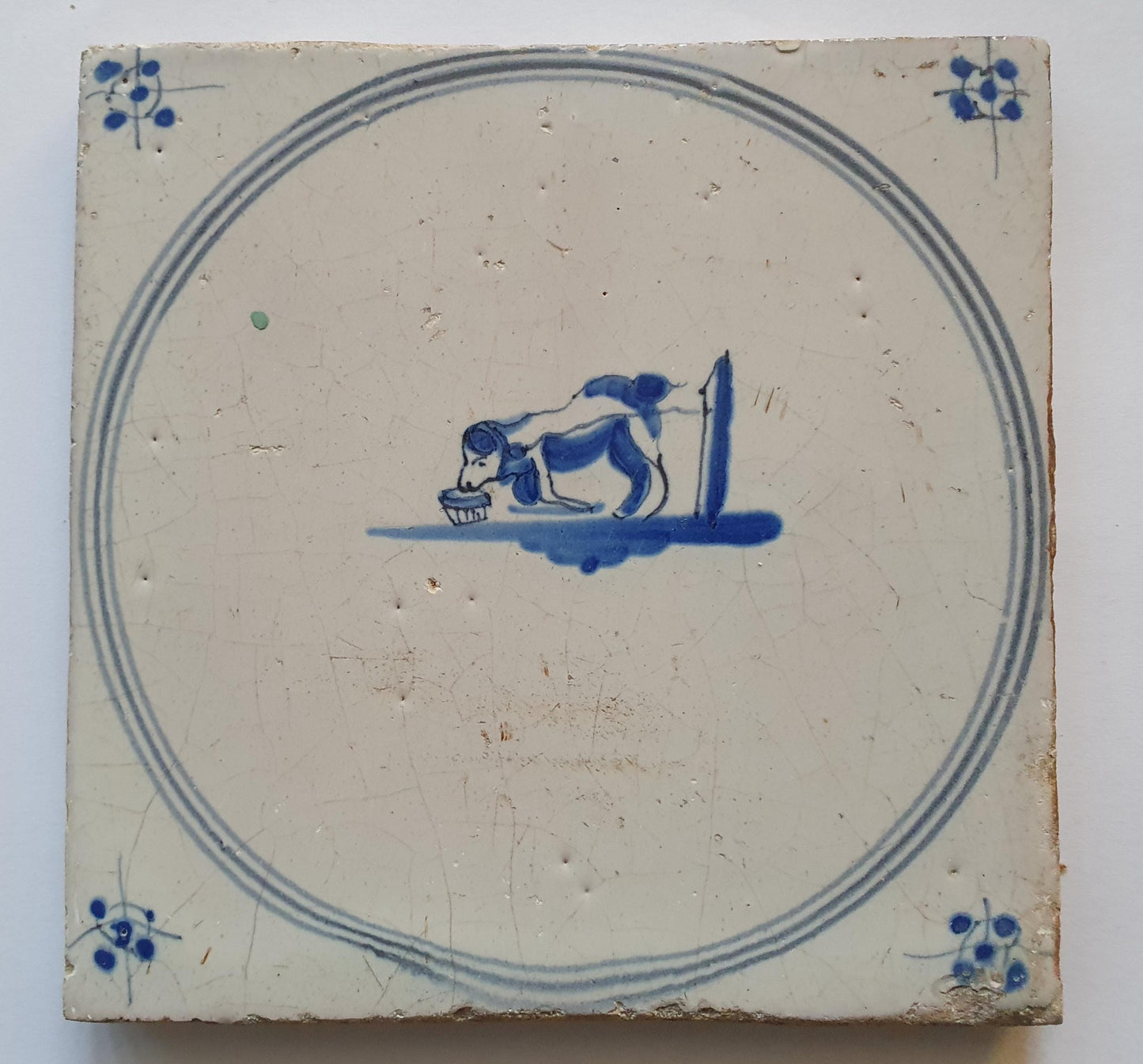 Delftse tegel met een hond aan de lijn ,circa 1780  'Springer'-type; antieke Delft Blue Dutch 18e eeuw, verzameltegel, backsplash, fireplace