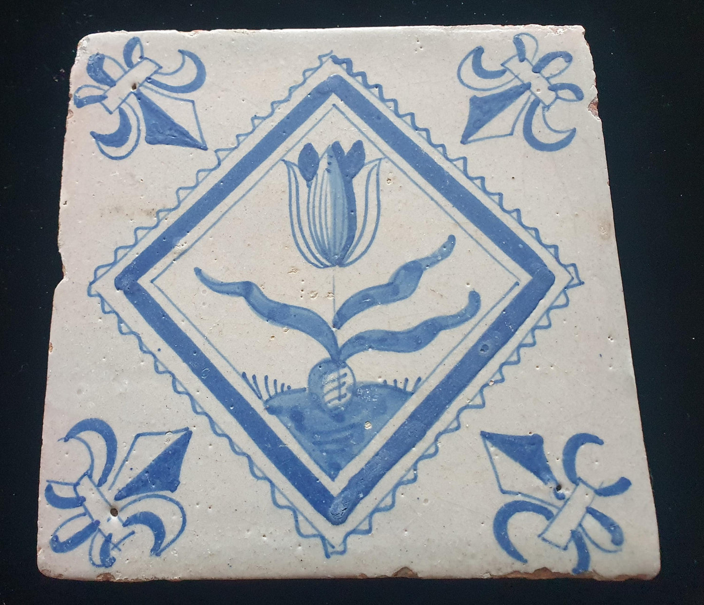 Deze  Delftse tegel toont een fraai geschilderde tulp en het blauw,  antieke Delft Blue Dutch 17e eeuw, verzameltegel, backsplash, fireplace