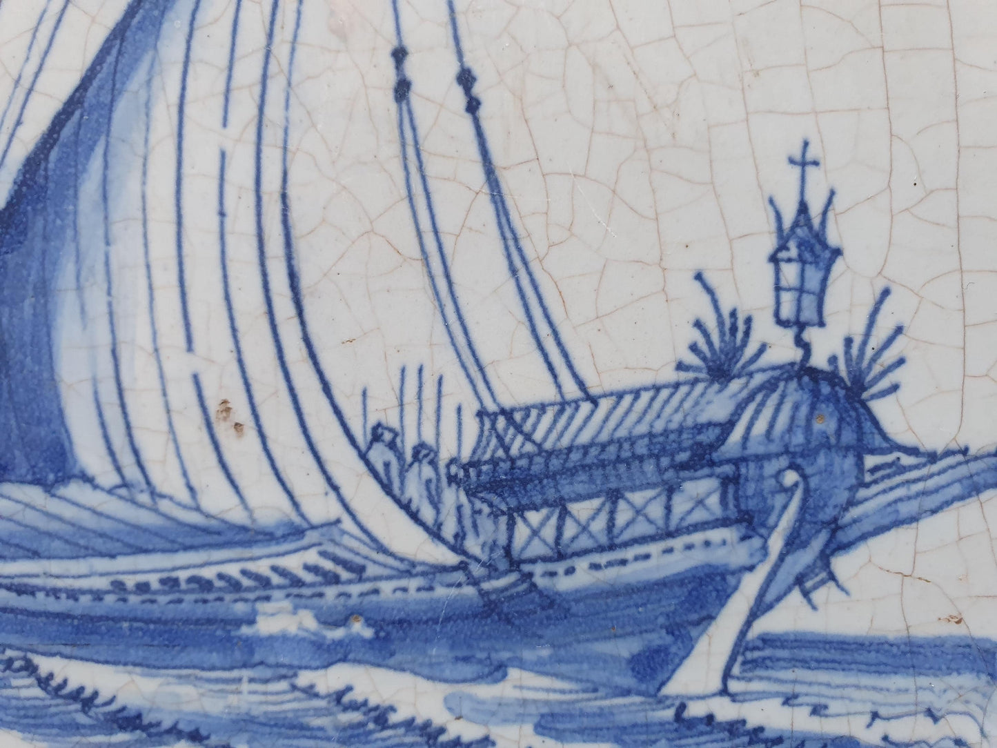 Deze Delftse tegel, daterend uit circa 1660, toont een zeldzame scène van een groot galeischip onder zeil; verzameltegel