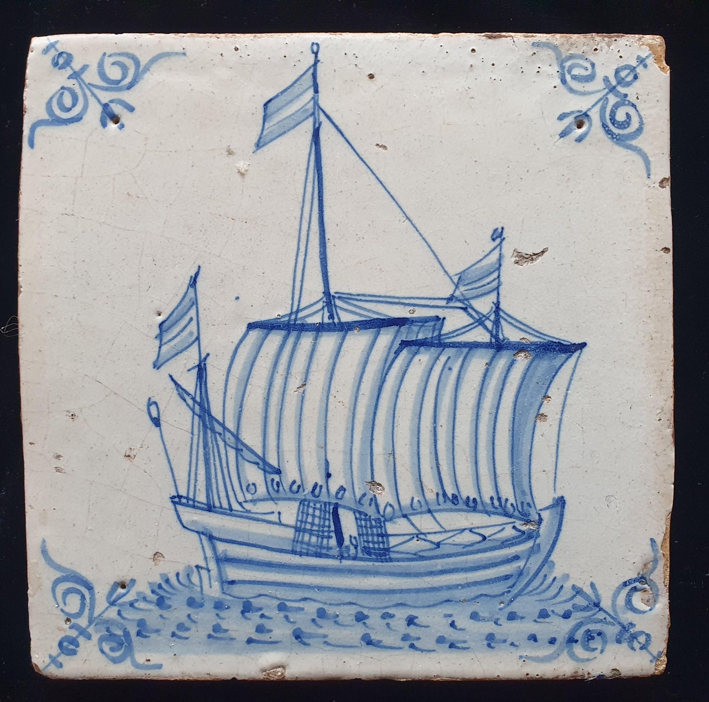 Delftse zeldzame tegel met een visserboot is gemaakt in Amsterdam rond 1640; antieke Delft Blue Dutch 17e eeuw, verzameltegel, backsplash.