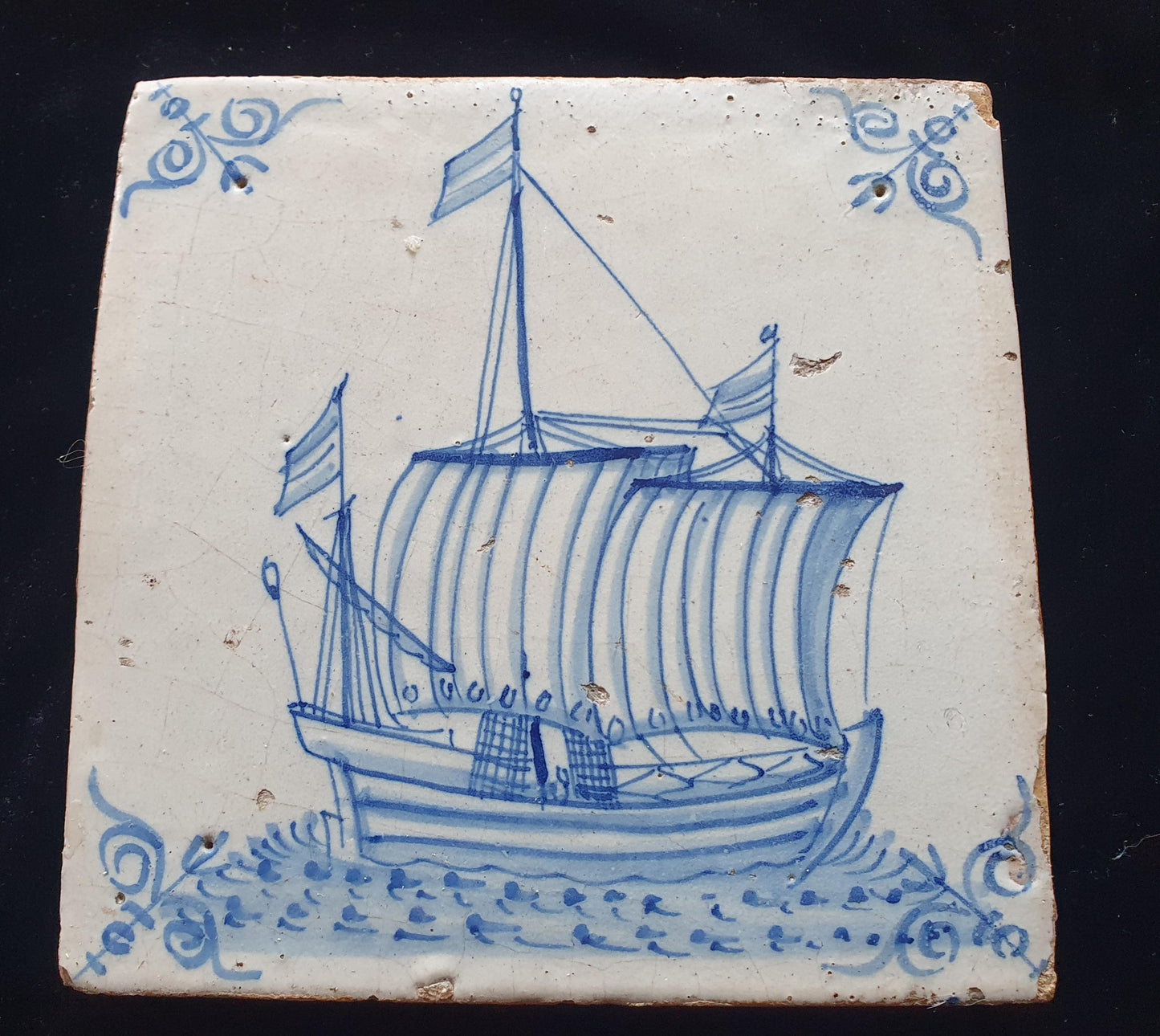 Delftse zeldzame tegel met een visserboot is gemaakt in Amsterdam rond 1640; antieke Delft Blue Dutch 17e eeuw, verzameltegel, backsplash.