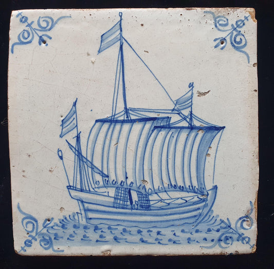 Delftse zeldzame tegel met een visserboot is gemaakt in Amsterdam rond 1640; antieke Delft Blue Dutch 17e eeuw, verzameltegel, backsplash.