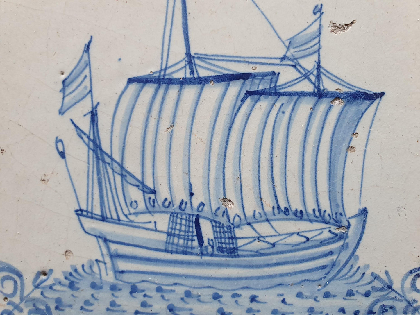 Delftse zeldzame tegel met een visserboot is gemaakt in Amsterdam rond 1640; antieke Delft Blue Dutch 17e eeuw, verzameltegel, backsplash.