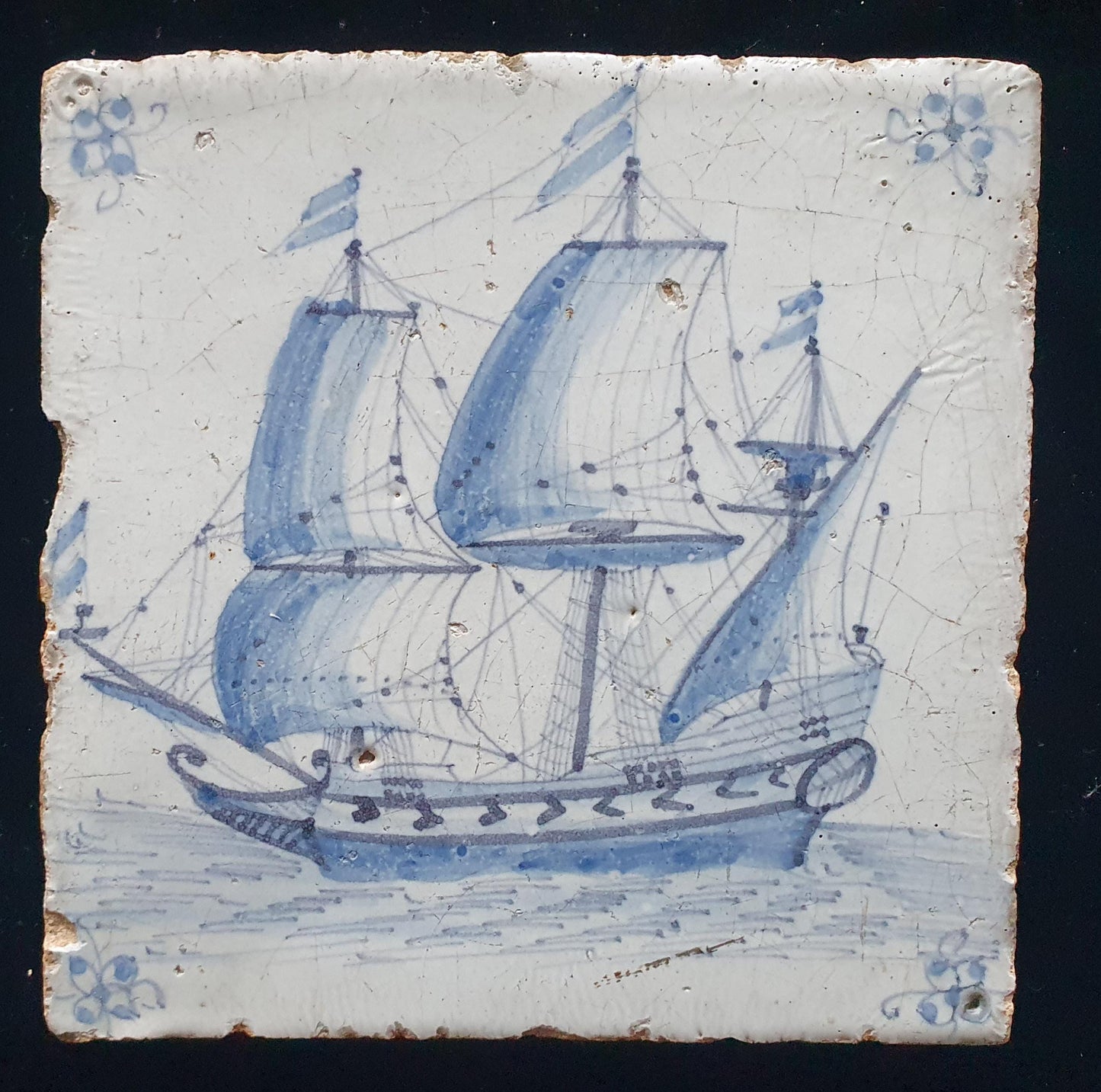 Deze antieke Delftse tegel is waarschijnlijk gemaakt in Amsterdam rond 1640.; antieke Delft Blue Dutch 17e eeuw, verzameltegel, backsplash.