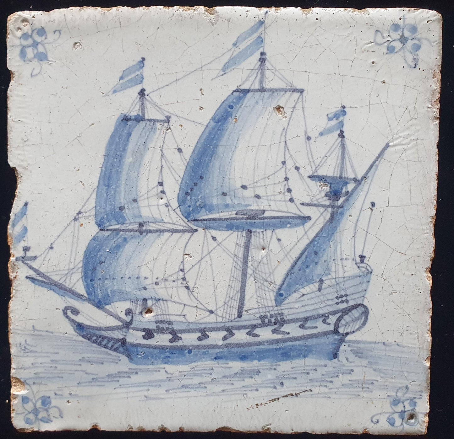 Deze antieke Delftse tegel is waarschijnlijk gemaakt in Amsterdam rond 1640.; antieke Delft Blue Dutch 17e eeuw, verzameltegel, backsplash.