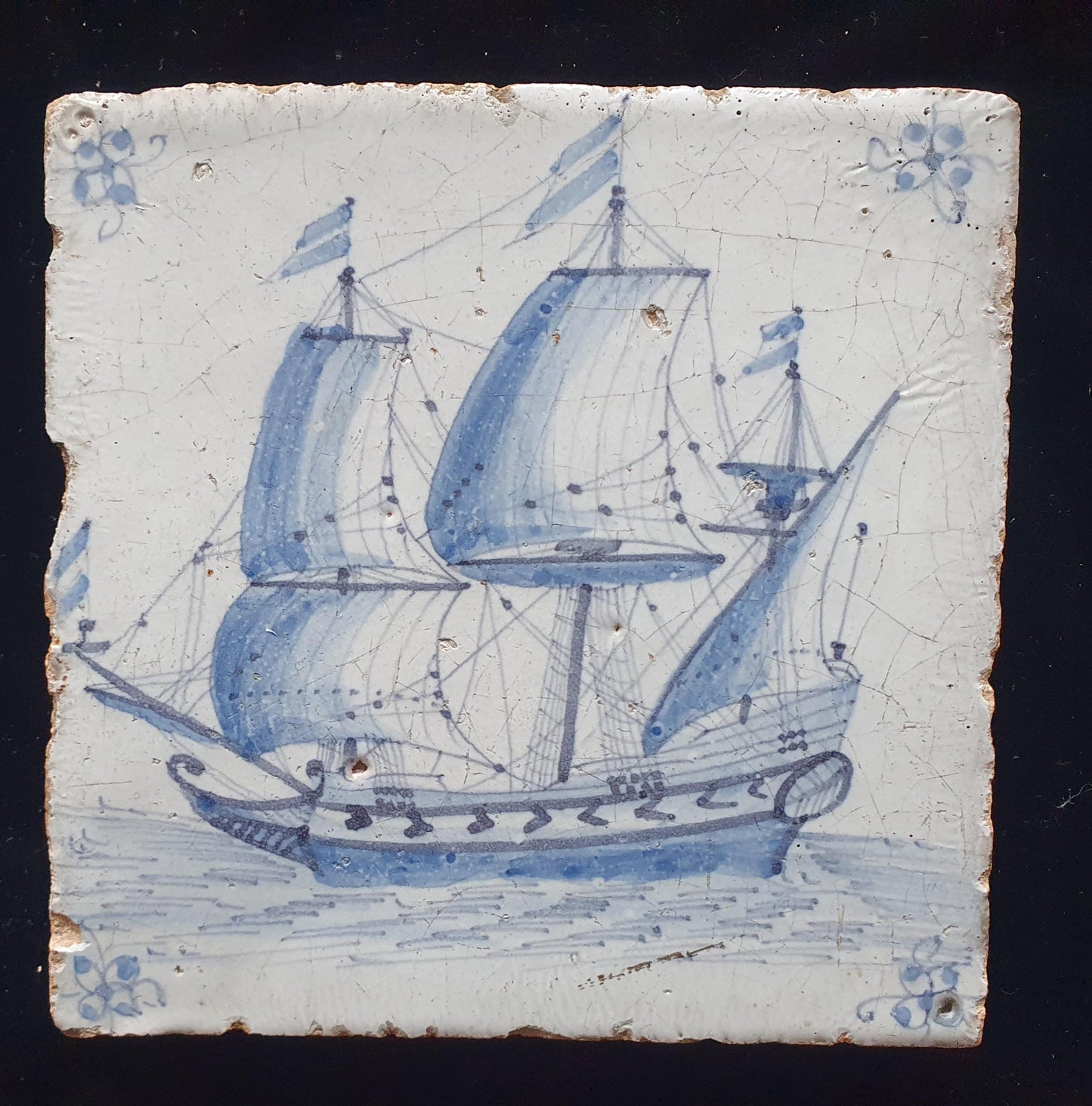 Deze antieke Delftse tegel is waarschijnlijk gemaakt in Amsterdam rond 1640.; antieke Delft Blue Dutch 17e eeuw, verzameltegel, backsplash.
