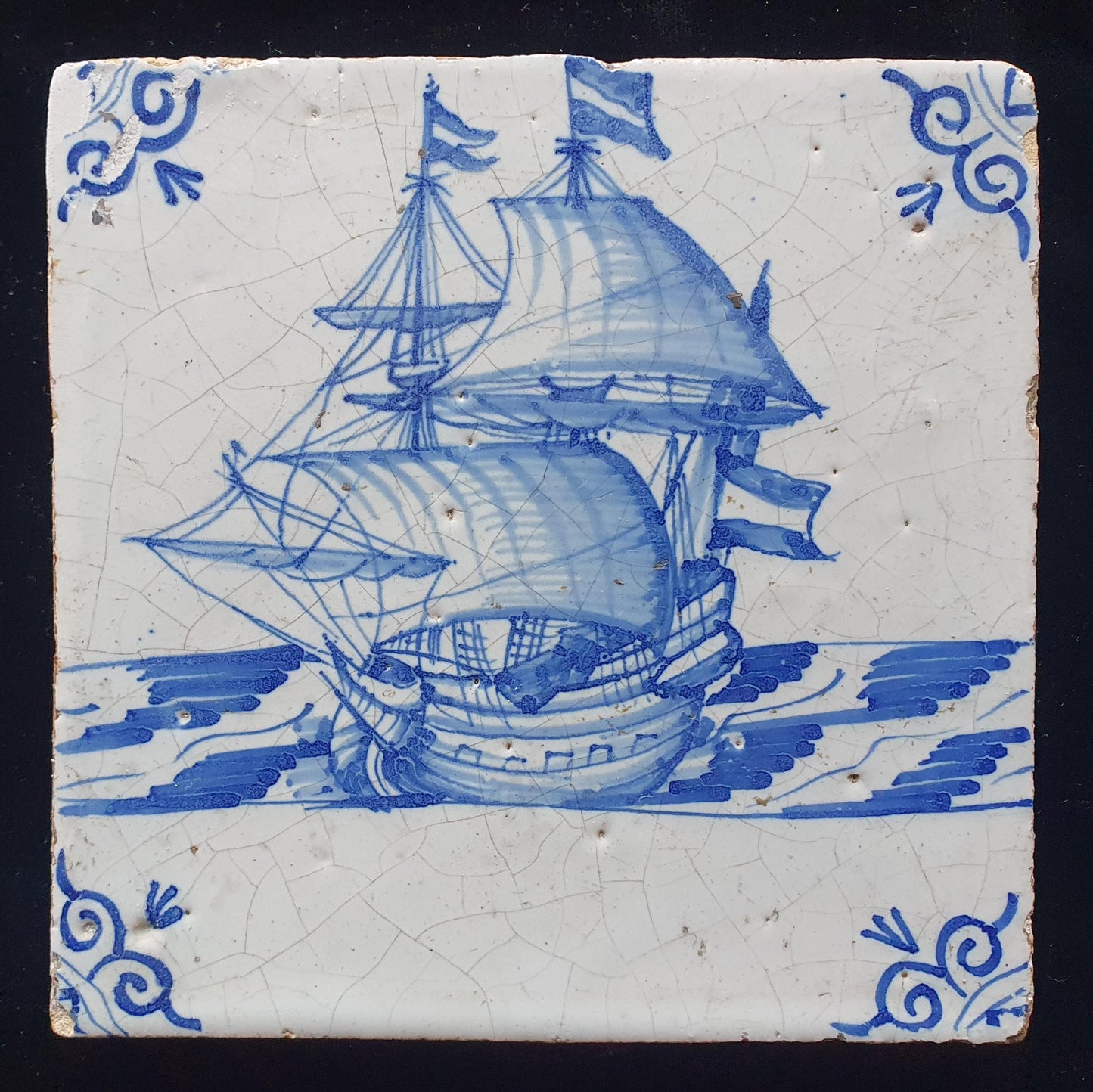 Delftse tegel toont een Fluyt met de zeilen in de wind .circa (1640) ; antieke Delft Blue Dutch 17e eeuw, verzameltegel, backsplash.