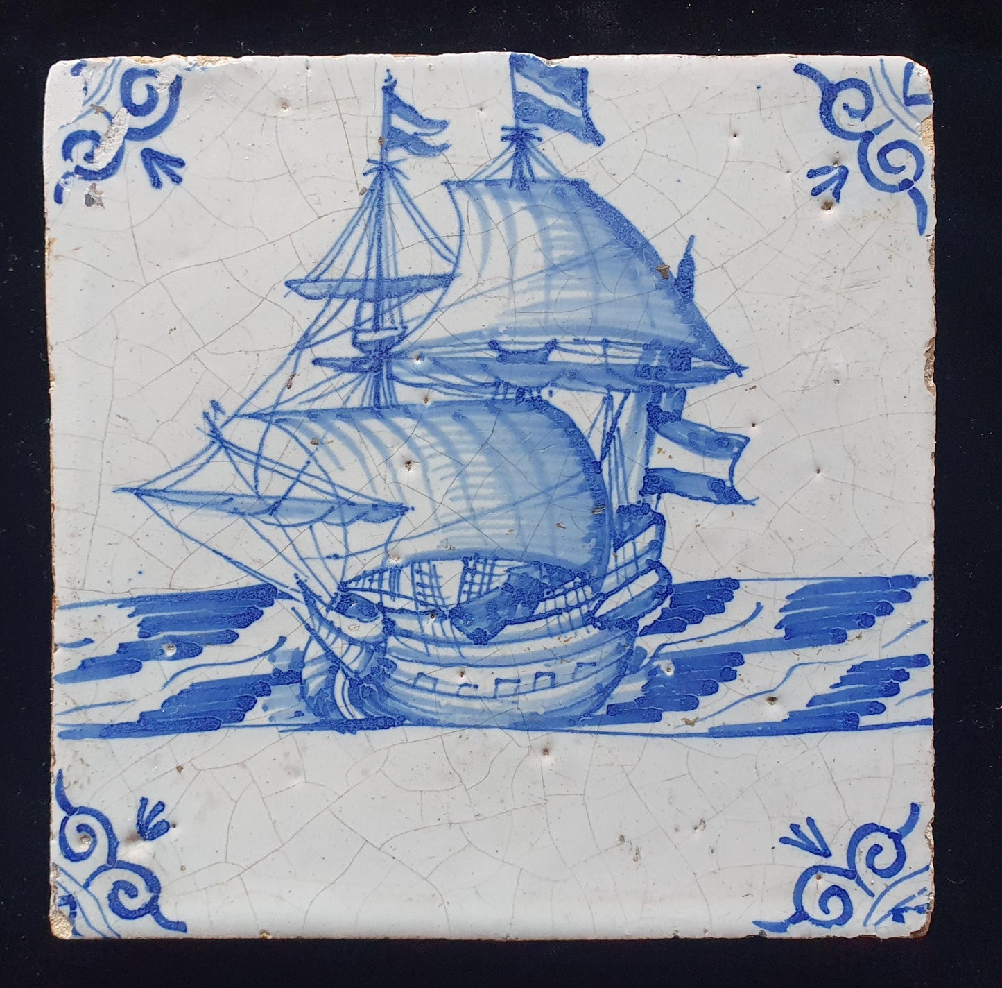 Delftse tegel toont een Fluyt met de zeilen in de wind .circa (1640) ; antieke Delft Blue Dutch 17e eeuw, verzameltegel, backsplash.