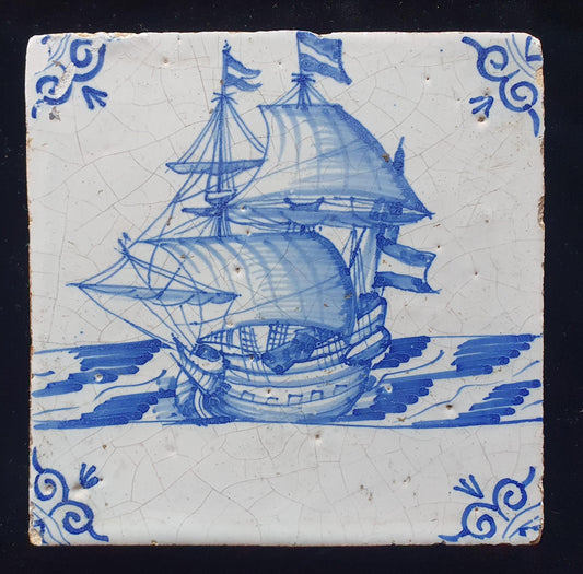 Delftse tegel toont een Fluyt met de zeilen in de wind .circa (1640) ; antieke Delft Blue Dutch 17e eeuw, verzameltegel, backsplash.