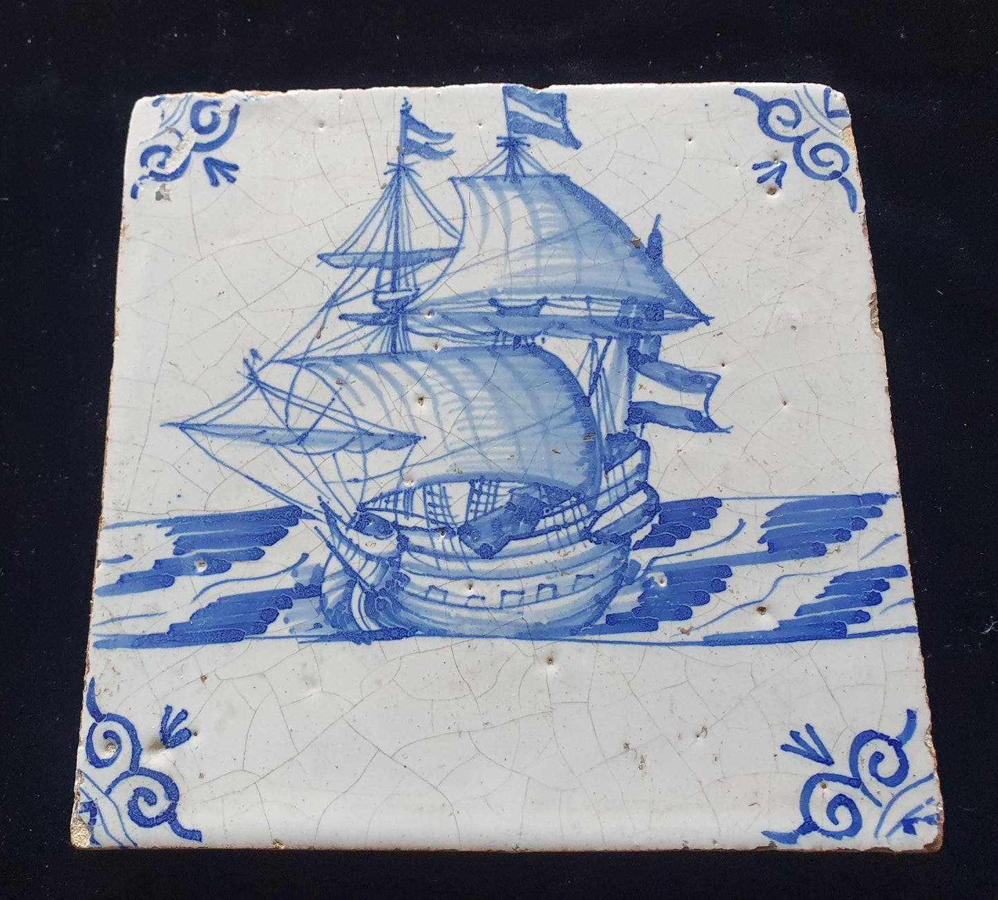 Delftse tegel toont een Fluyt met de zeilen in de wind .circa (1640) ; antieke Delft Blue Dutch 17e eeuw, verzameltegel, backsplash.