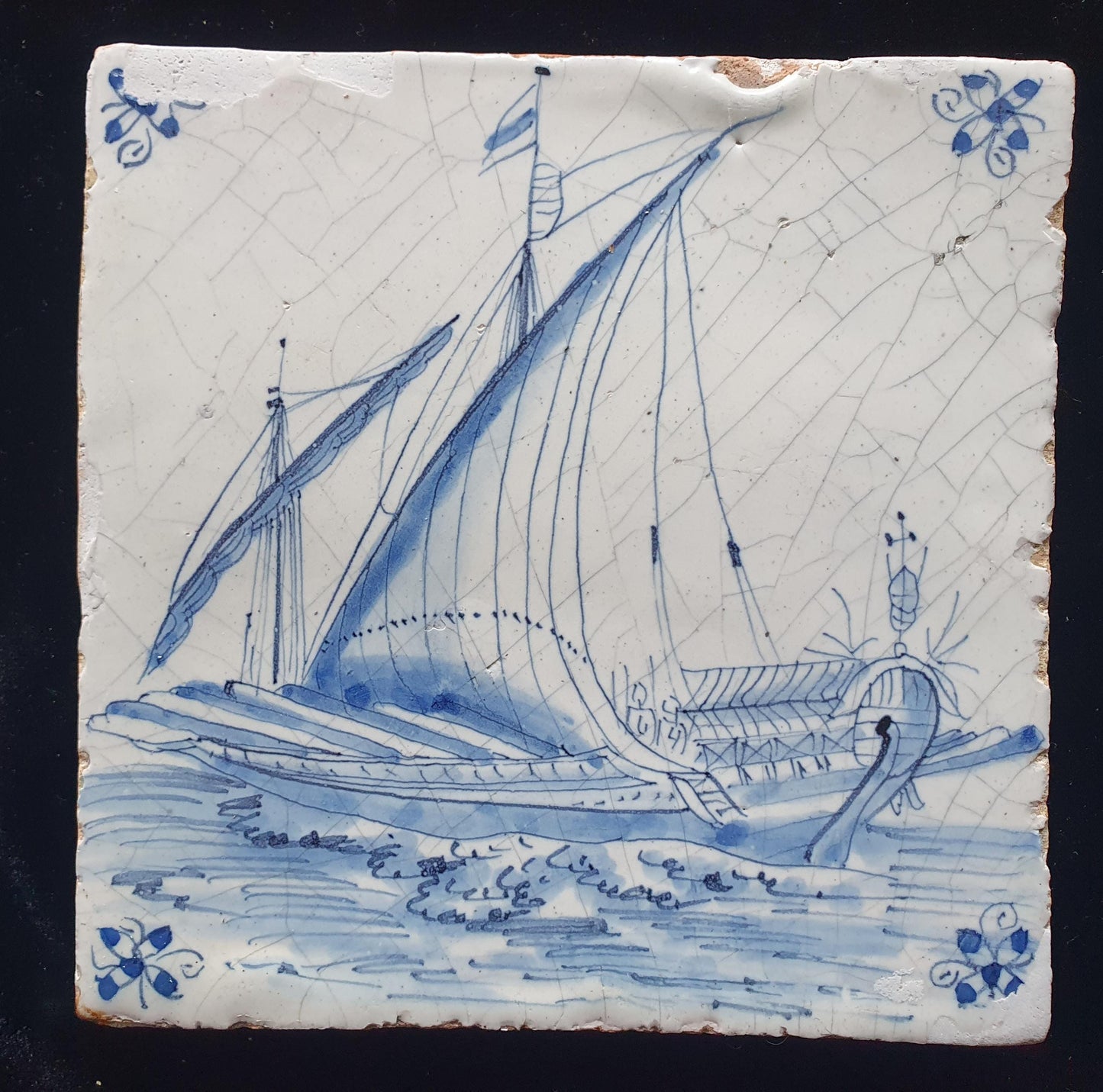 Deze Delftse tegel, daterend uit circa 1660, toont een zeldzame scène van een groot galeischip onder zeil; verzameltegel