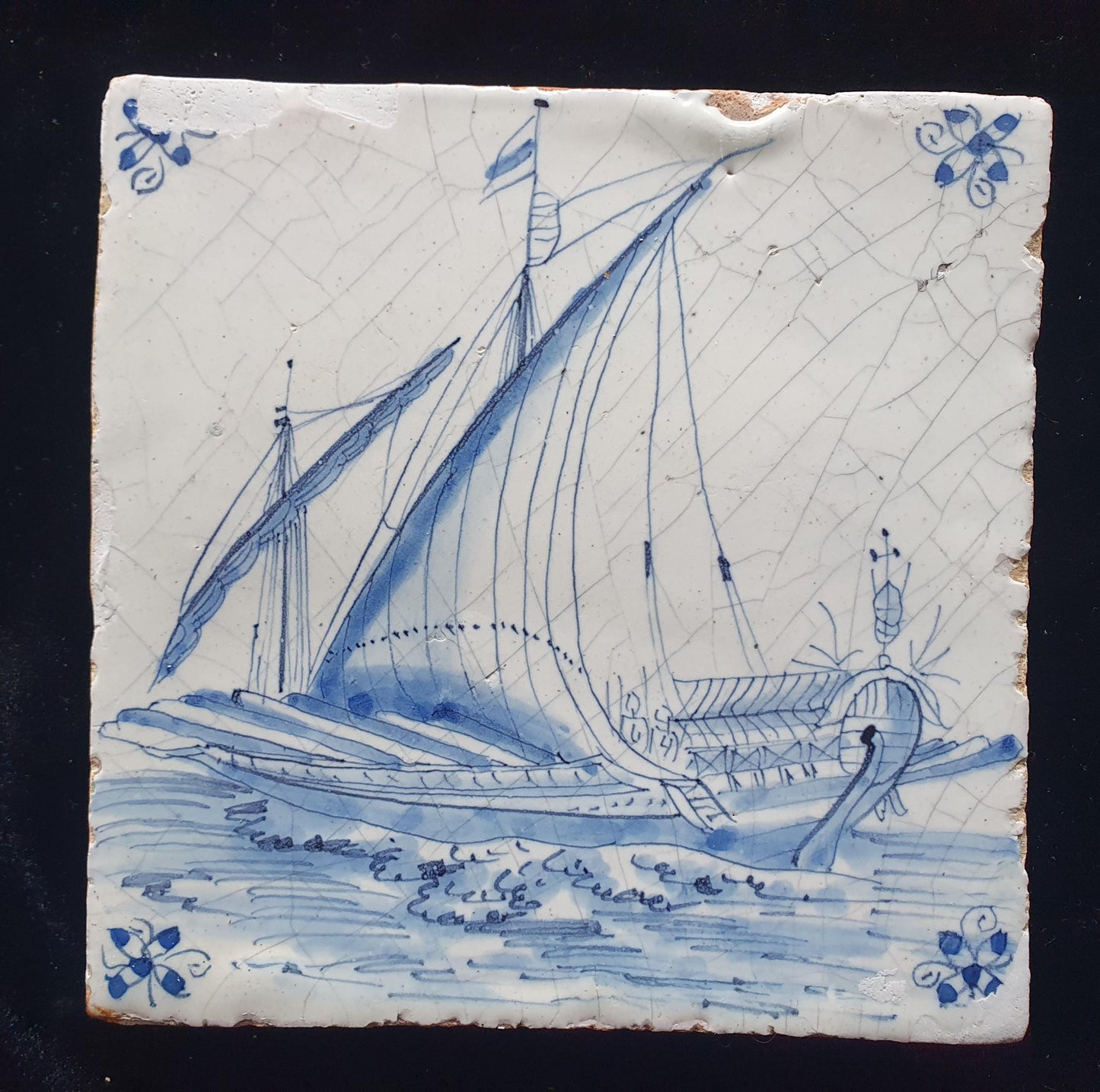 Deze Delftse tegel, daterend uit circa 1660, toont een zeldzame scène van een groot galeischip onder zeil; verzameltegel