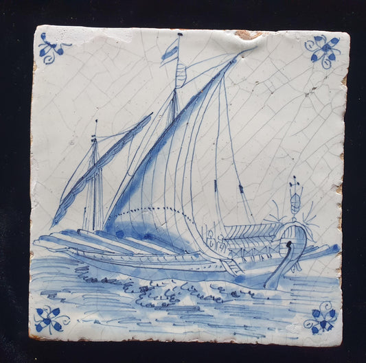 Deze Delftse tegel, daterend uit circa 1660, toont een zeldzame scène van een groot galeischip onder zeil; verzameltegel
