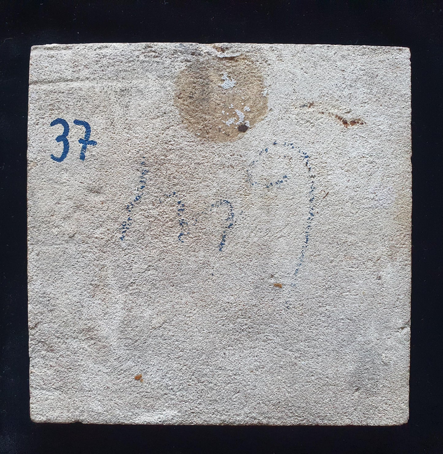 Delftse tegel toont een woest uitziende zeemeerman met zwaard die zijn vrouw vasthoudt, circa 1660 verzamel tegel.