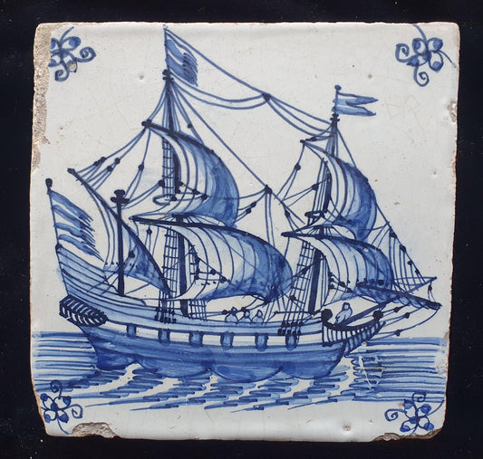 Deze antieke Delftse tegel is waarschijnlijk gemaakt in Amsterdam rond 1660. De tegel toont een Fluyt onder zeil. verzamel tegel.