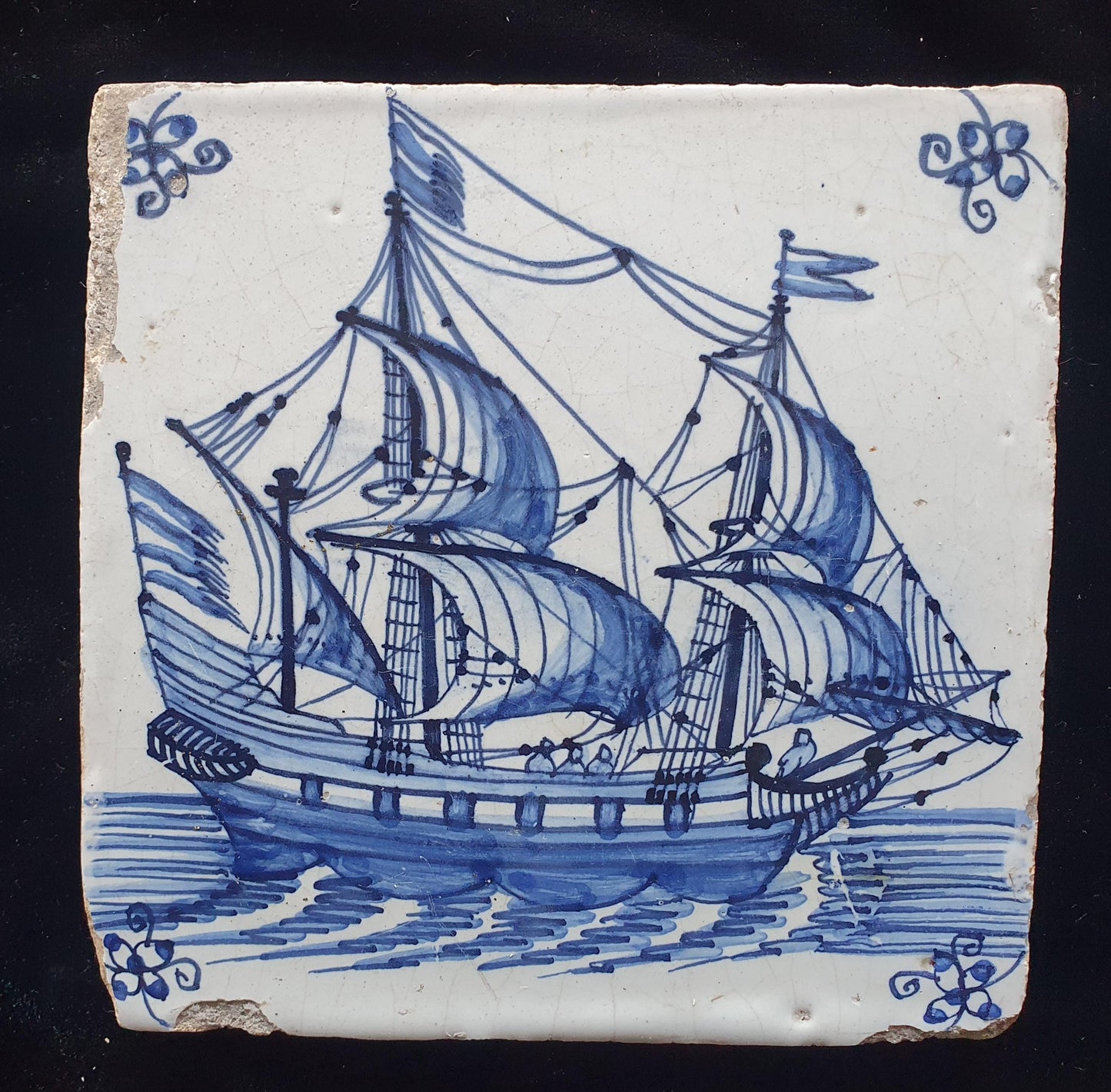 Deze antieke Delftse tegel is waarschijnlijk gemaakt in Amsterdam rond 1660. De tegel toont een Fluyt onder zeil. verzamel tegel.