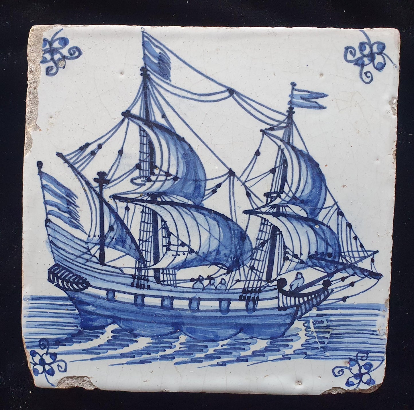 Deze antieke Delftse tegel is waarschijnlijk gemaakt in Amsterdam rond 1660. De tegel toont een Fluyt onder zeil. verzamel tegel.