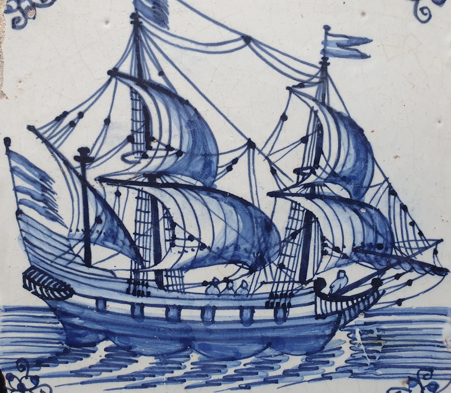 Deze antieke Delftse tegel is waarschijnlijk gemaakt in Amsterdam rond 1660. De tegel toont een Fluyt onder zeil. verzamel tegel.