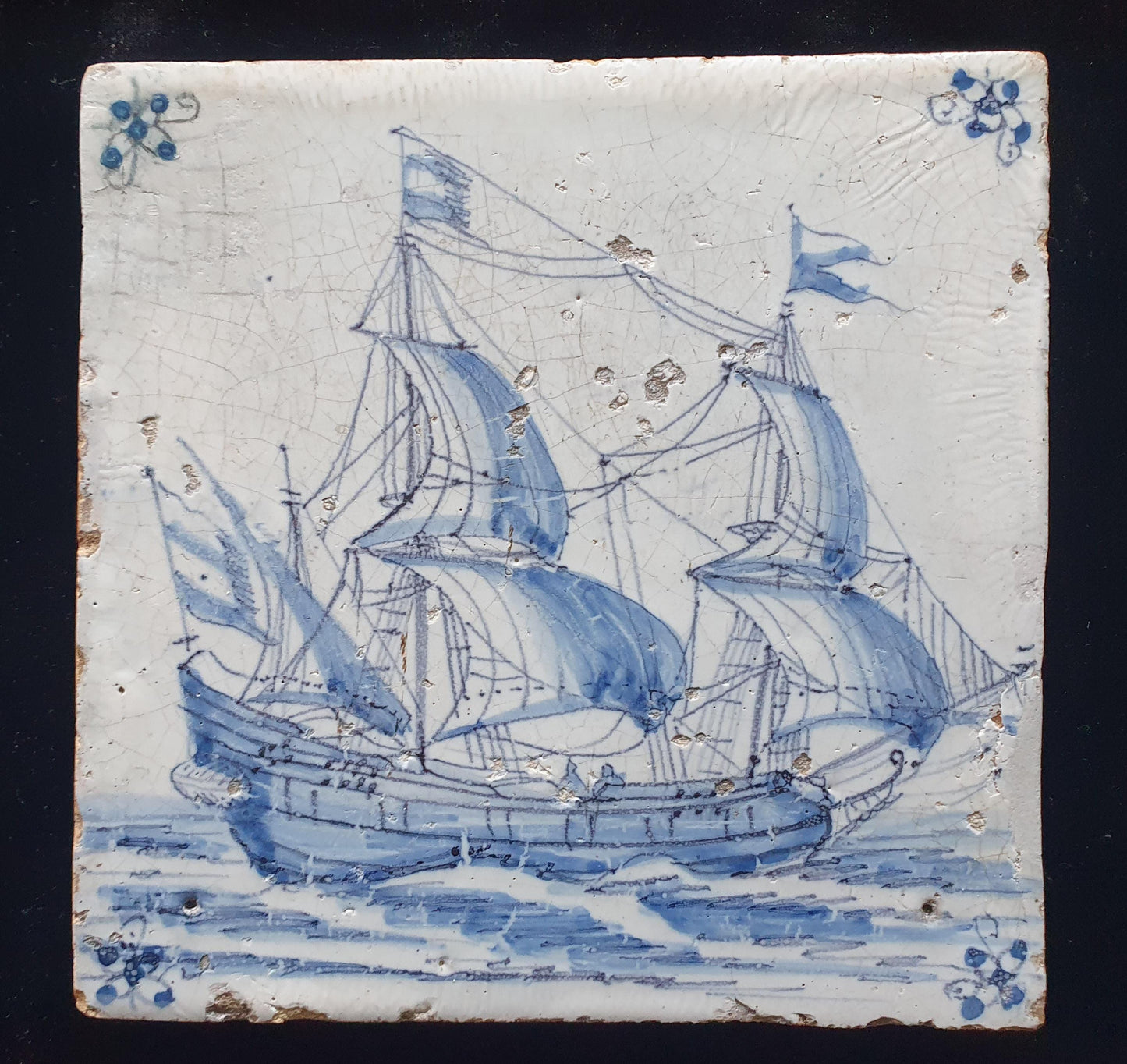 Deze antieke Delftse tegel is waarschijnlijk gemaakt in Amsterdam rond 1660. De tegel toont een Fluyt onder zeil. verzamel tegel.