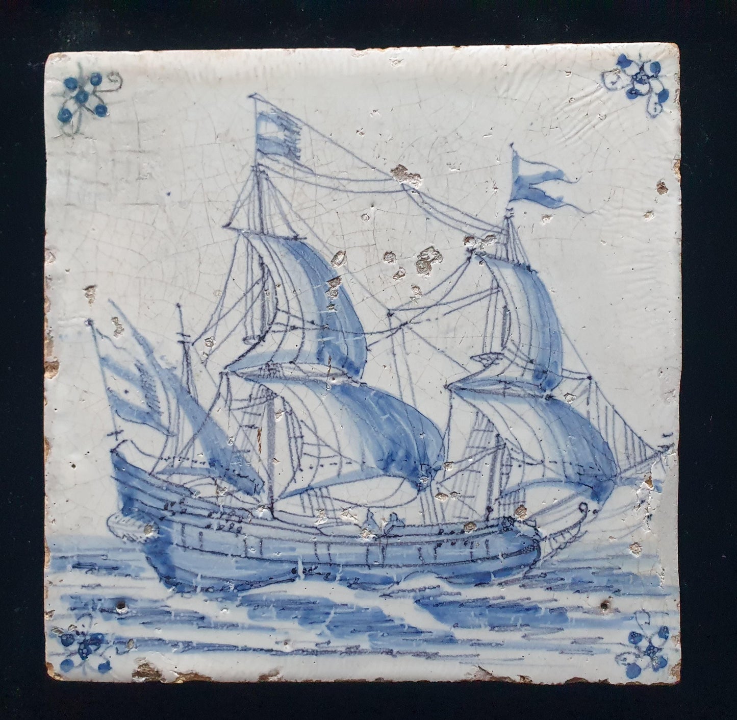 Deze antieke Delftse tegel is waarschijnlijk gemaakt in Amsterdam rond 1660. De tegel toont een Fluyt onder zeil. verzamel tegel.