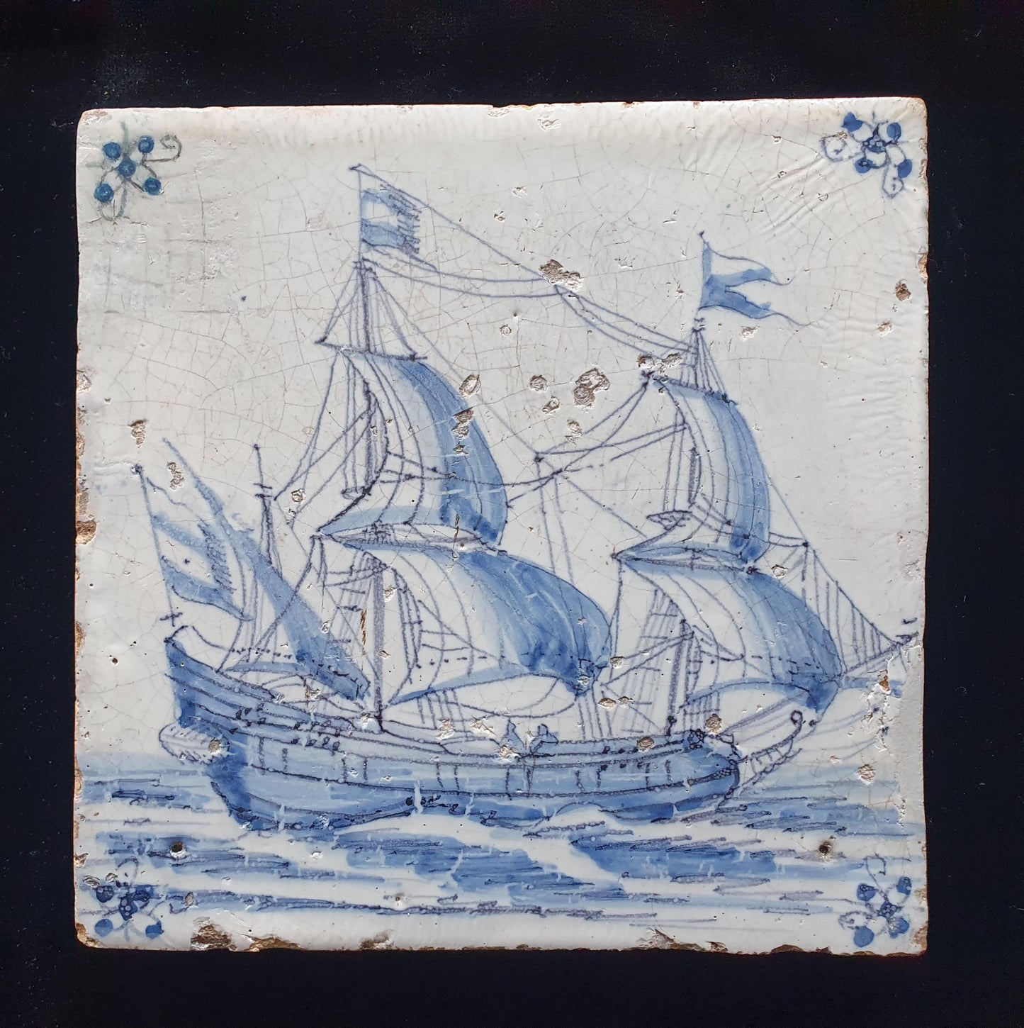 Deze antieke Delftse tegel is waarschijnlijk gemaakt in Amsterdam rond 1660. De tegel toont een Fluyt onder zeil. verzamel tegel.