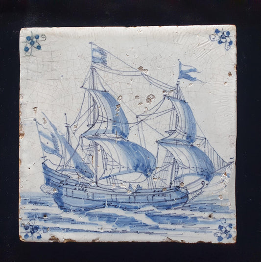 Deze antieke Delftse tegel is waarschijnlijk gemaakt in Amsterdam rond 1660. De tegel toont een Fluyt onder zeil. verzamel tegel.