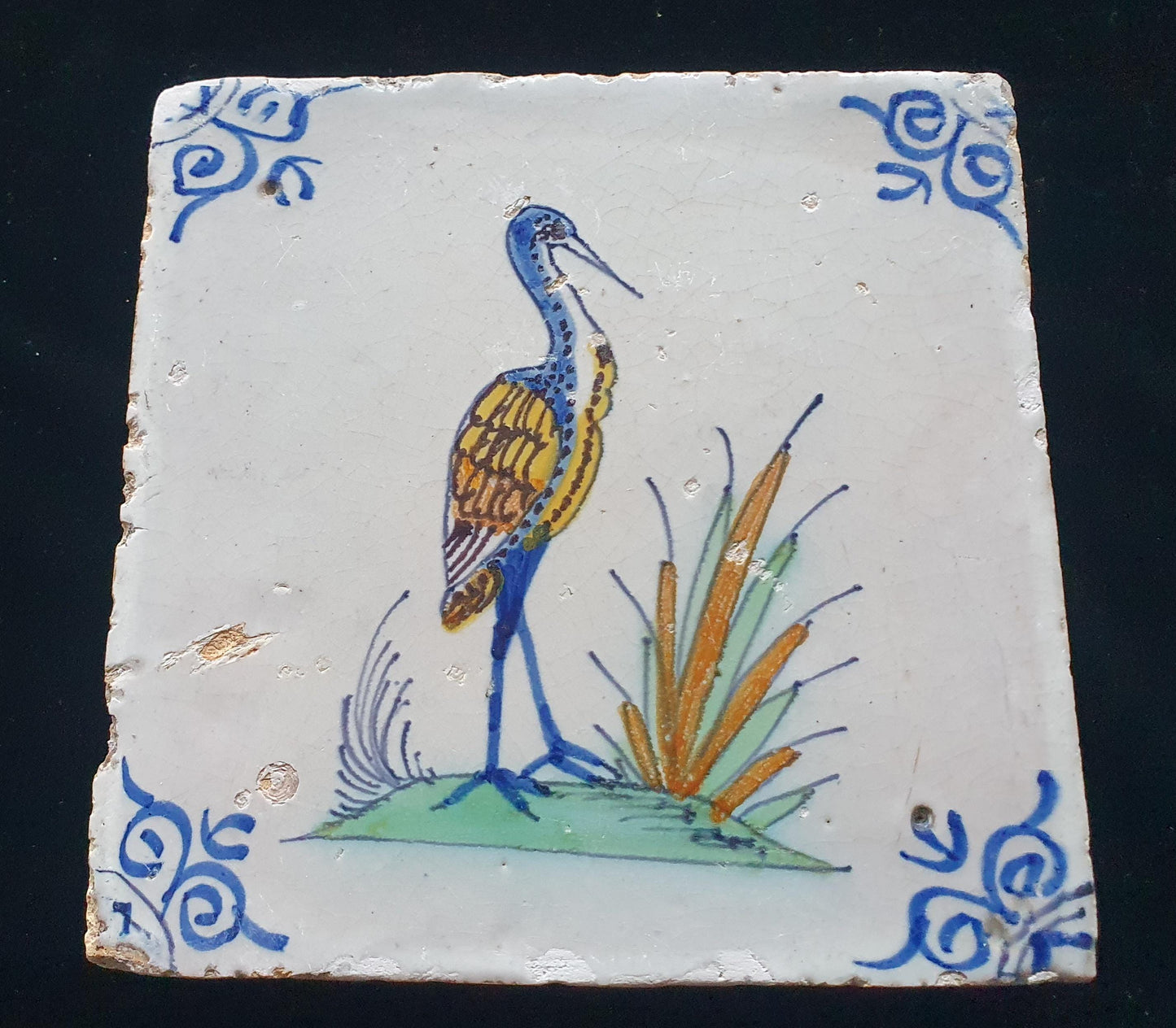 Antieke Delftse tegel, daterend uit circa 1640, toont een levendig handgeschilderde ooievaar; antieke  17e eeuw, verzameltegel, backsplash.