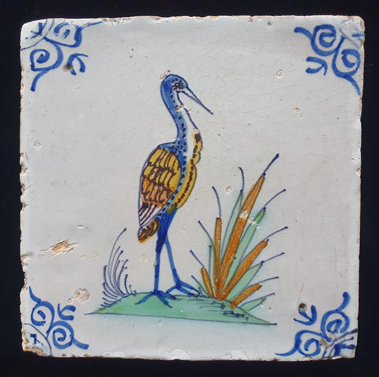 Antieke Delftse tegel, daterend uit circa 1640, toont een levendig handgeschilderde ooievaar; antieke  17e eeuw, verzameltegel, backsplash.